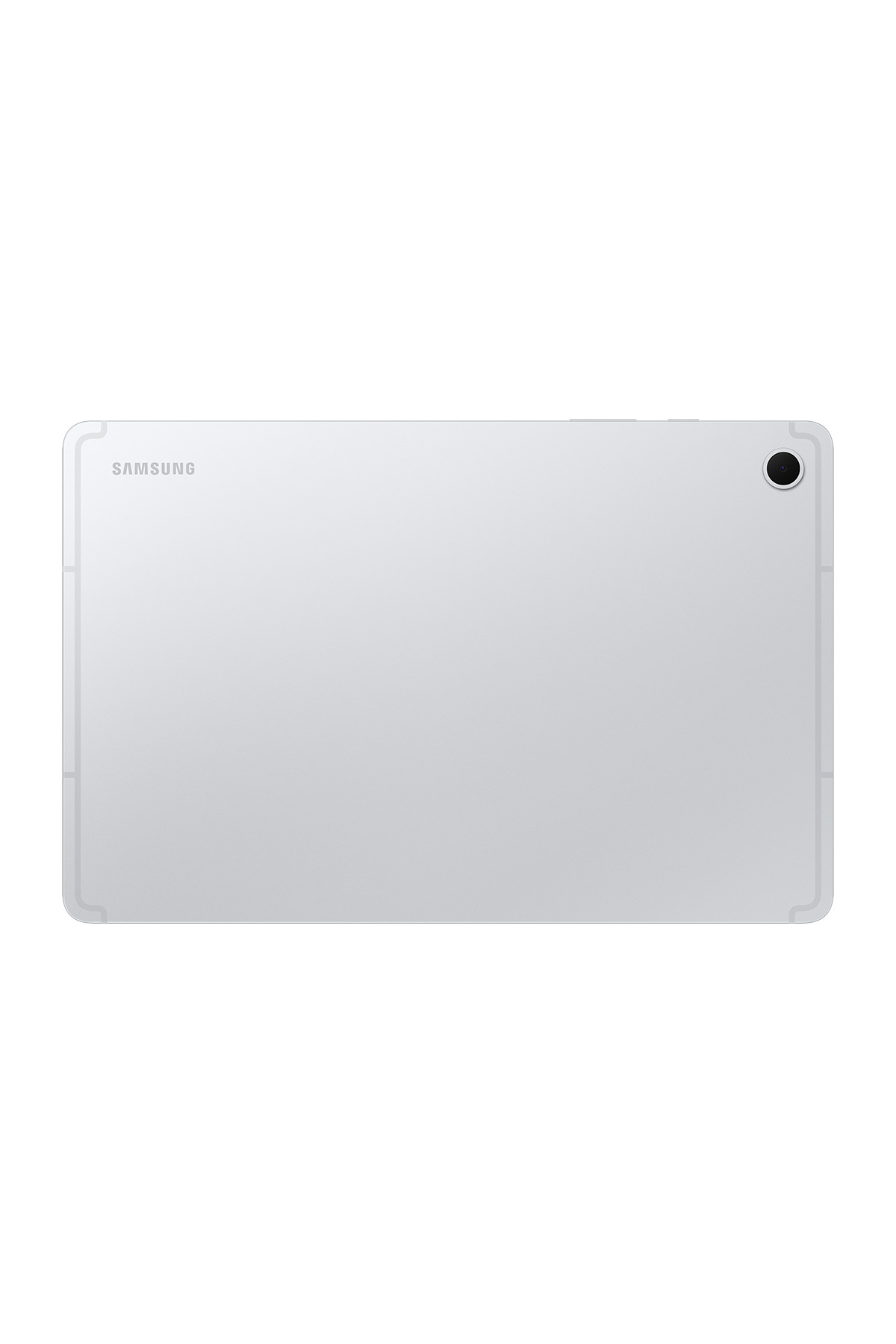 Sağ üst köşede kamera ve sol tarafta Samsung logosu bulunan gümüş rengi bir Samsung tabletin arkası.