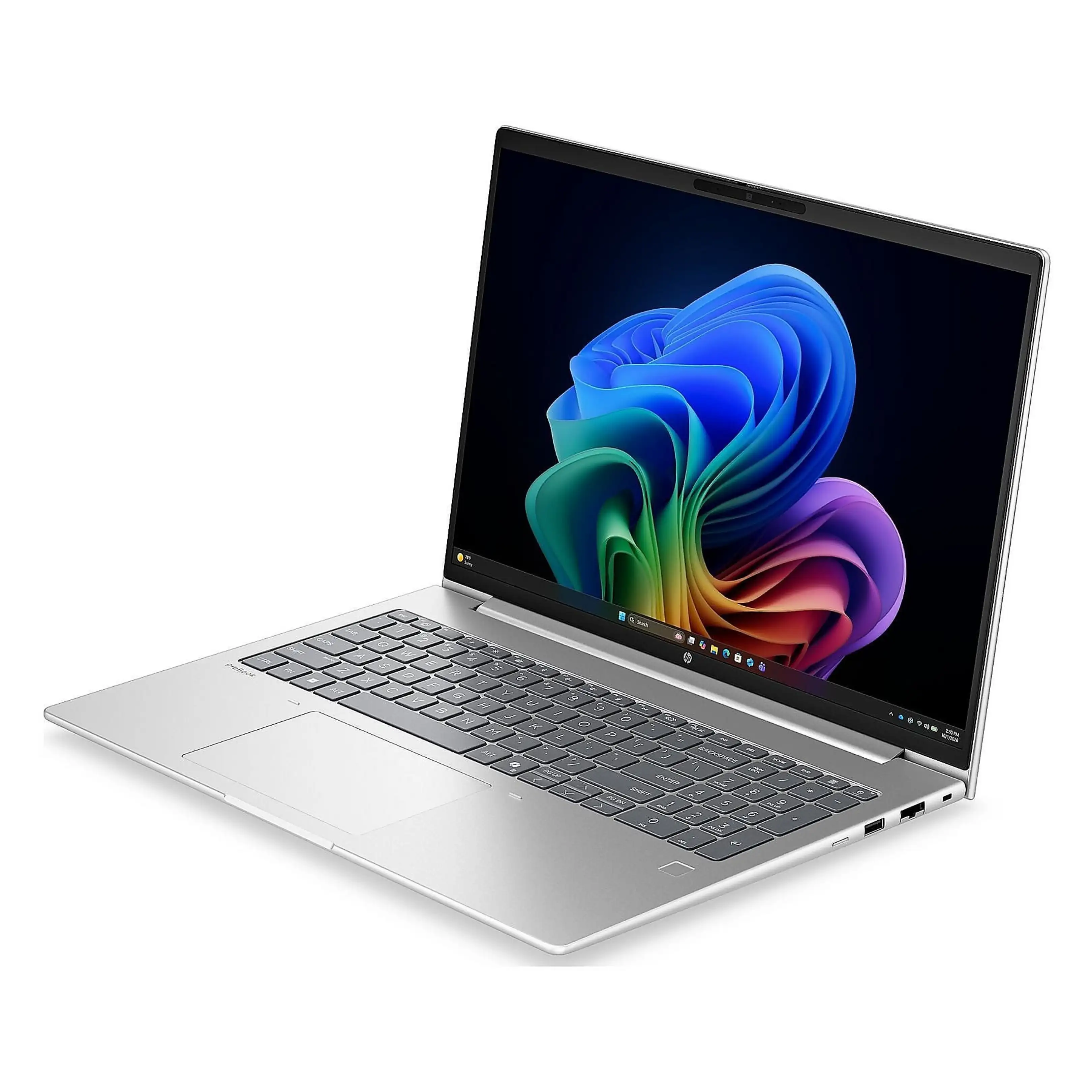Laptop argentato inclinato, tastiera nera, schermo con sfondo astratto colorato su sfondo bianco.
