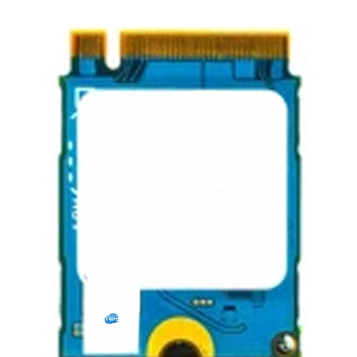 Scheda a circuito stampato SSD M.2 blu con pin dorati in alto e una grande etichetta bianca al centro.