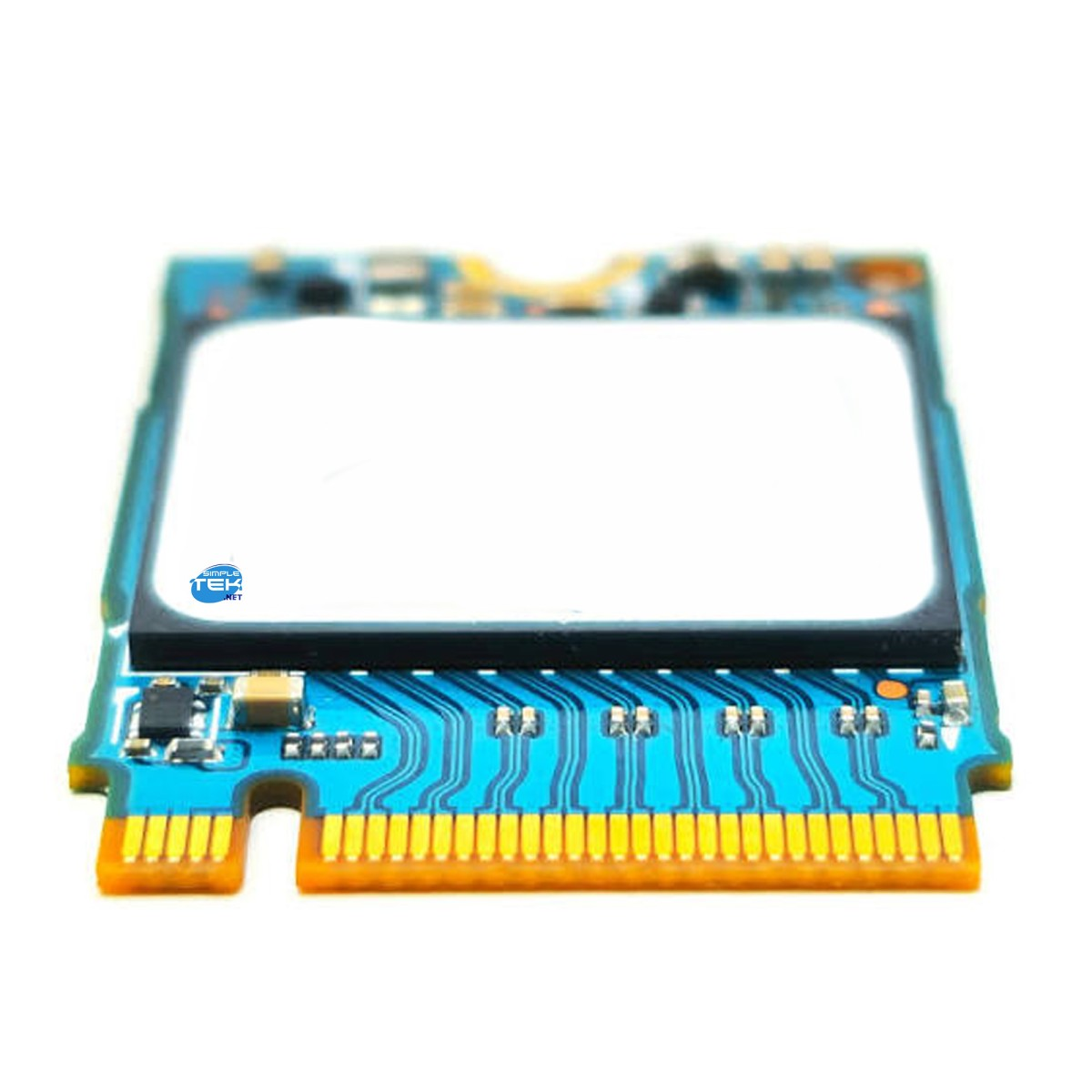 Un piccolo circuito stampato blu con contatti dorati e un grande componente bianco.