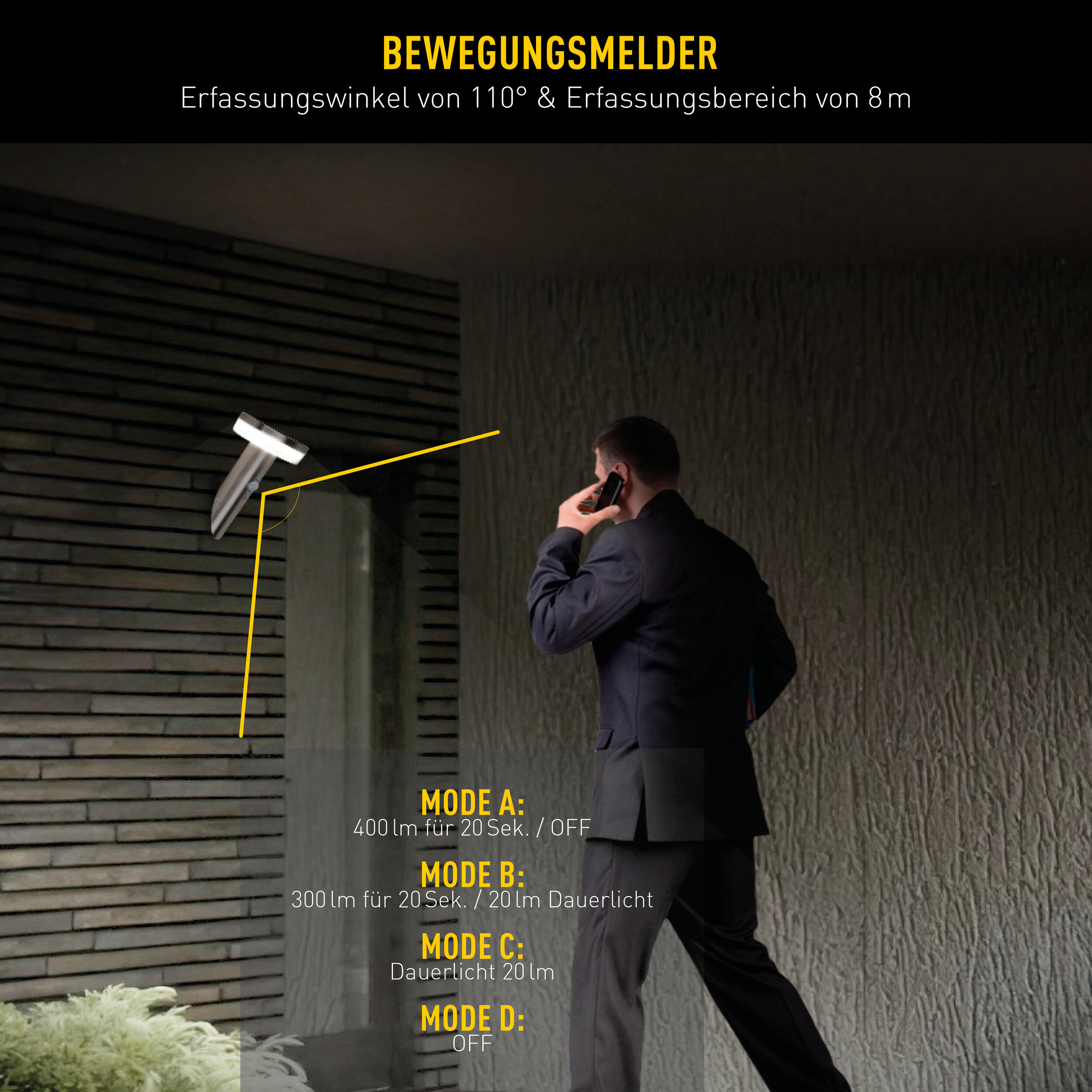 Ein Mann in einem Anzug telefoniert vor einem Haus mit Bewegungsmelder.