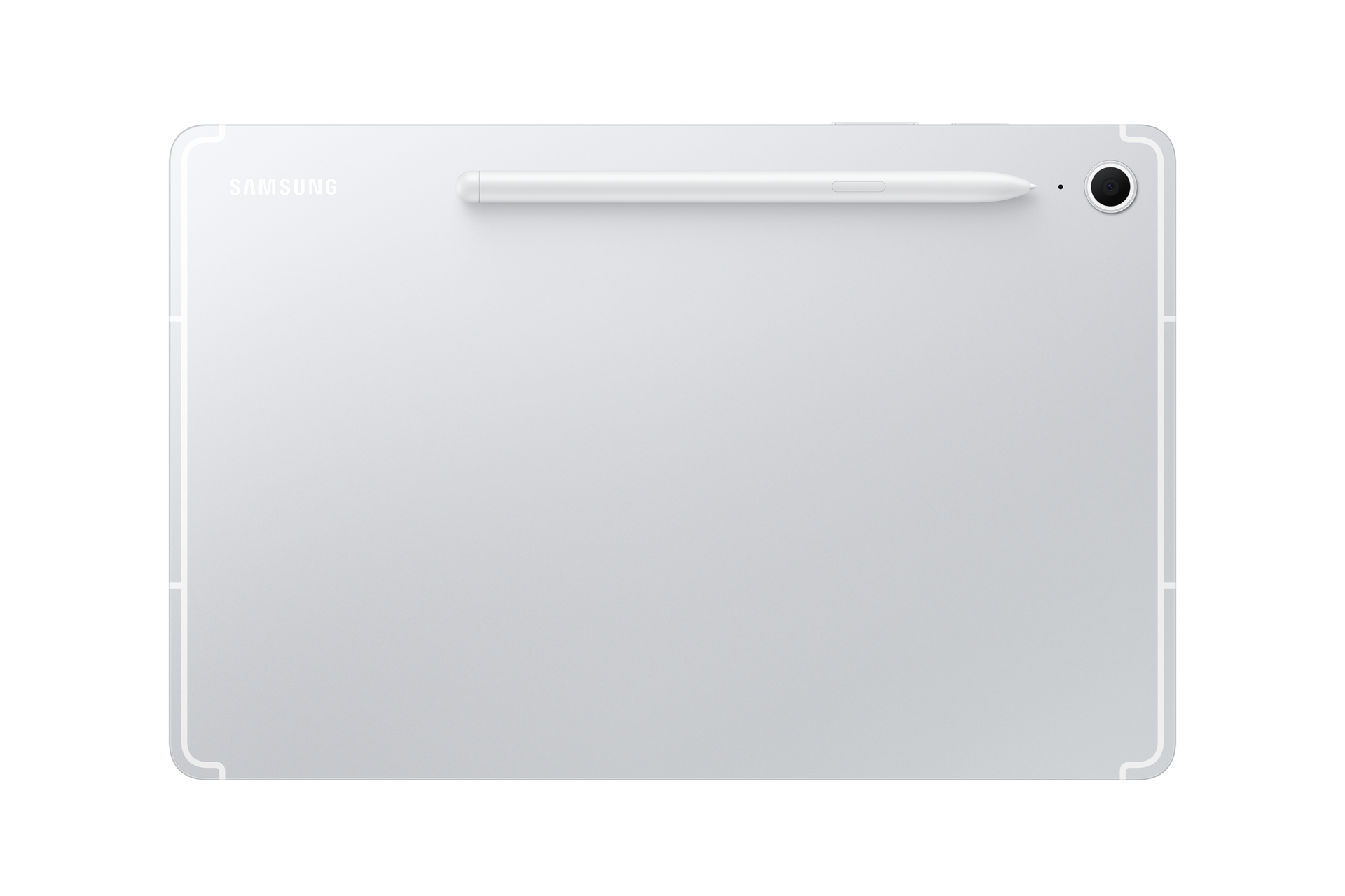 Tył srebrnego tabletu Samsung z przymocowanym rysikiem S Pen i aparatem na czarnym tle.