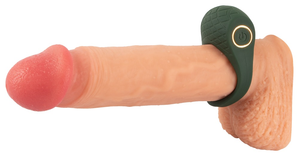 Ein hautfarbener Penismodell mit einem grünen Cockring mit Einschalttaste auf weißem Hintergrund.