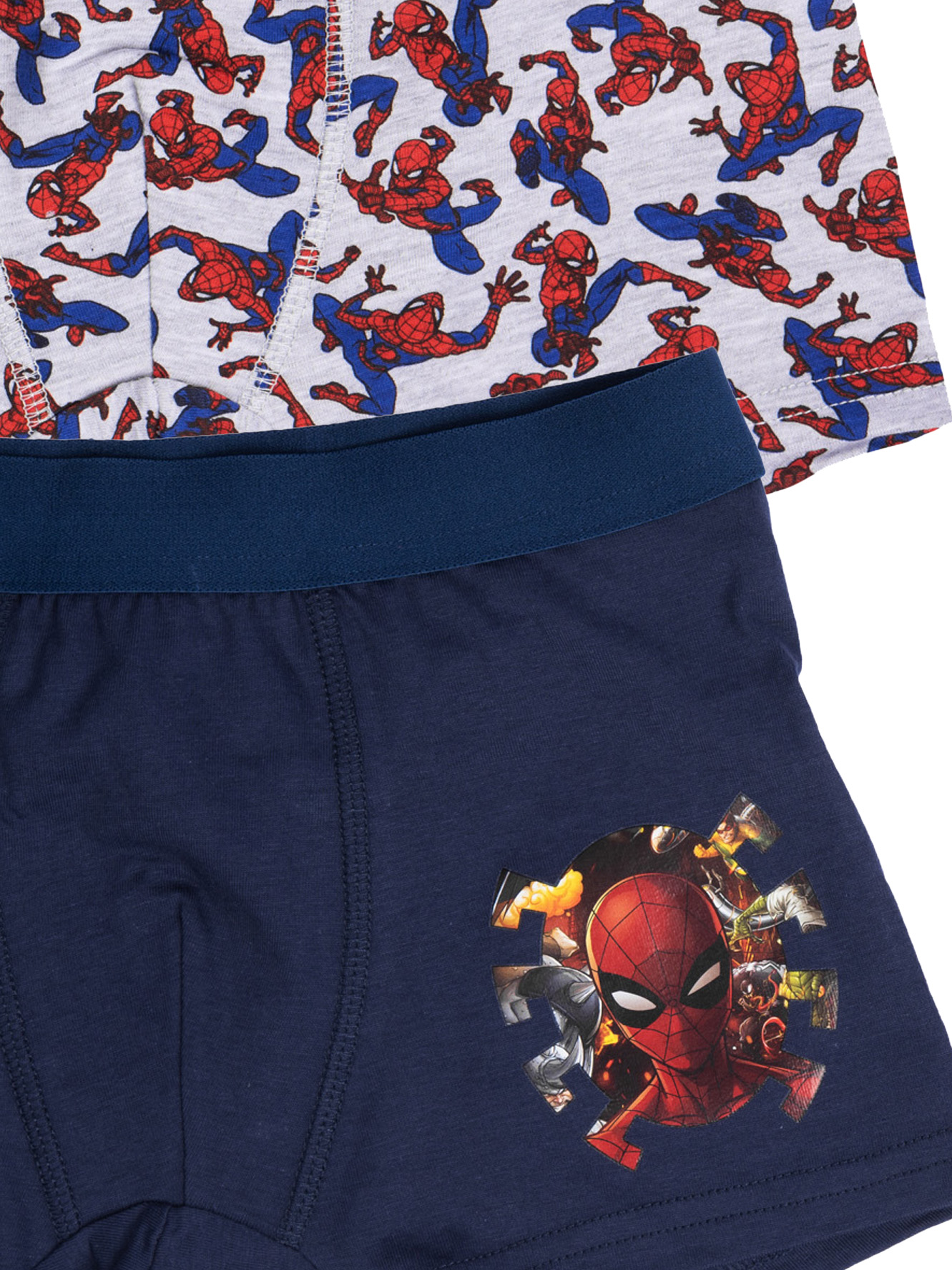 Zwei Paar Kinderunterwäsche mit Spiderman-Muster und elastischem Bund auf weißem Hintergrund.