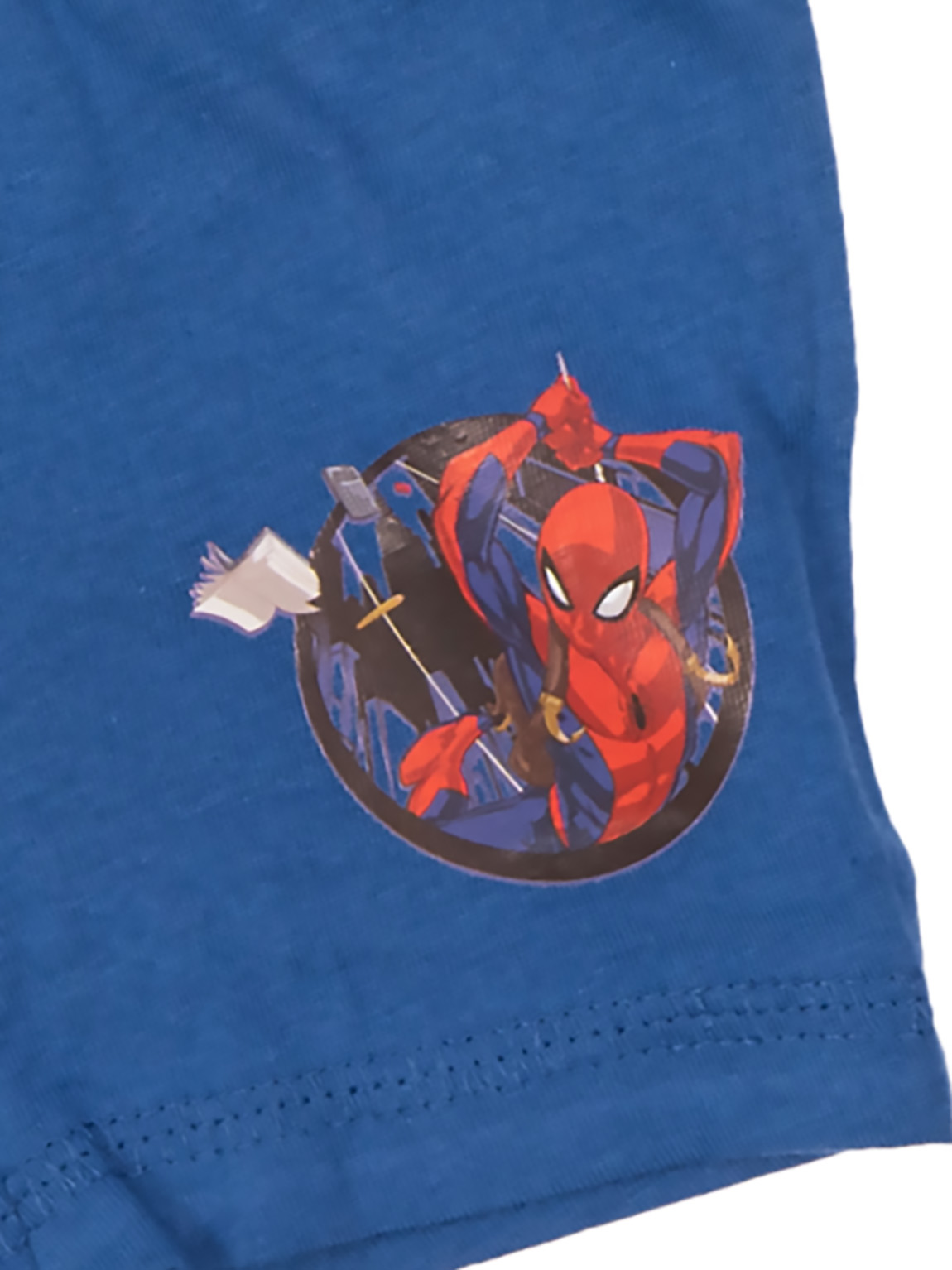 Spider-Man im roten und blauen Kostüm mit Dolch und Papier vor dunklem Hintergrund auf blauem Stoff.