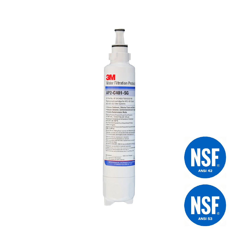 Una cartuccia per filtrazione acqua 3M con due badge di certificazione NSF blu a destra su sfondo bianco.