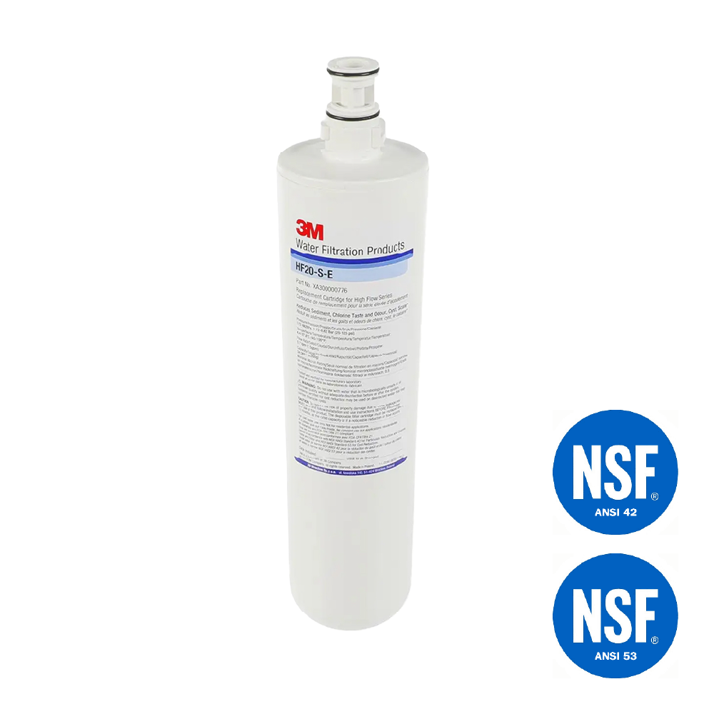 Una cartuccia per filtri dell'acqua 3M con corpo bianco e stemmi di certificazione NSF 42 e 53 blu su sfondo bianco.