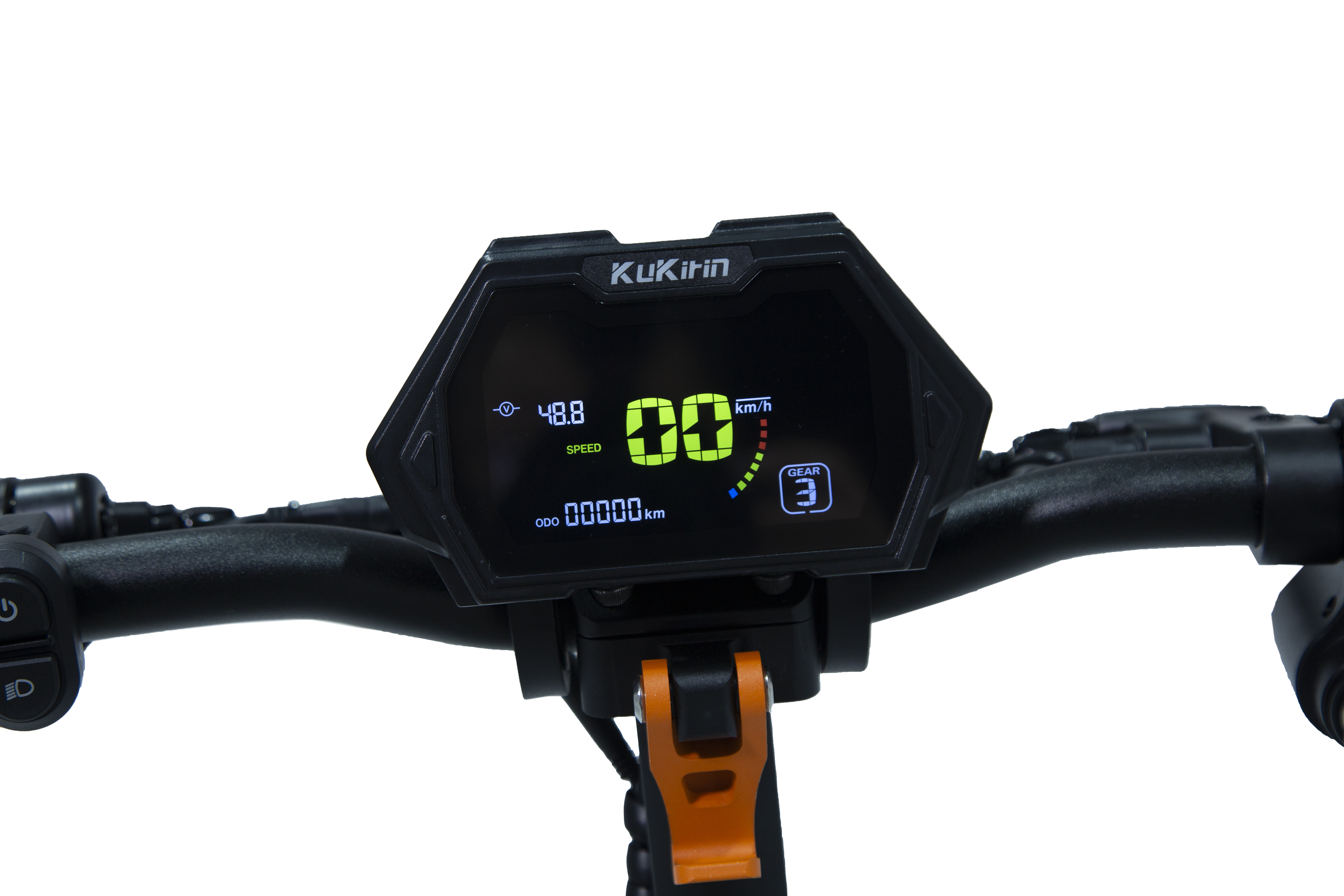 Display digitale di uno scooter KuKirin che mostra velocità, batteria e chilometraggio sul manubrio.