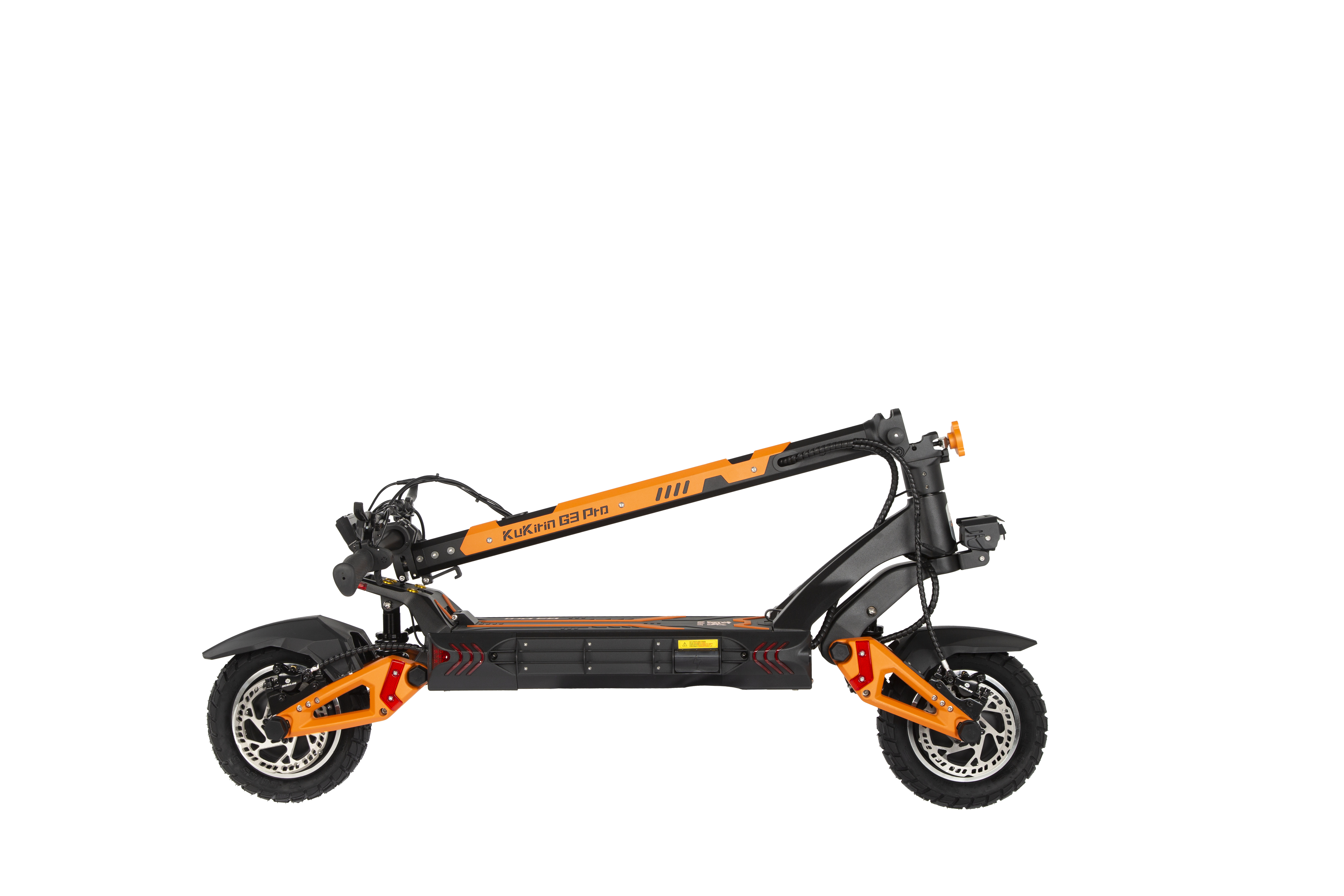 Un monopattino elettrico nero e arancione con manubrio piegato su sfondo bianco.