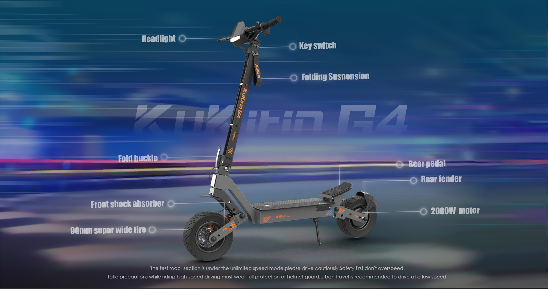 Un monopattino elettrico con parti etichettate come faro, sospensioni, motore e pneumatici larghi su sfondo urbano.