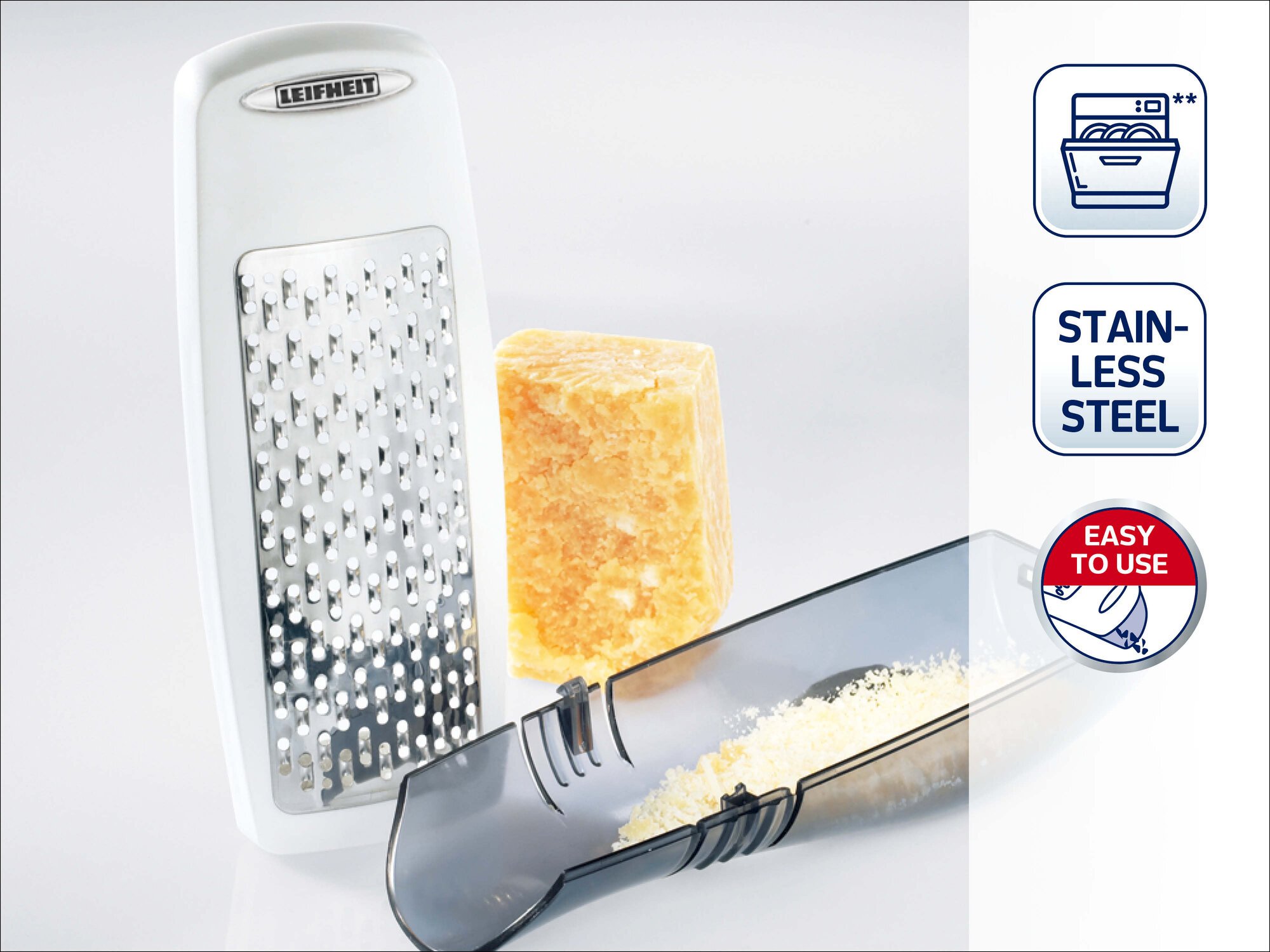 Eine weiße Leifheit Reibe mit einem Block Käse und geriebenem Käse in einer Schale.
