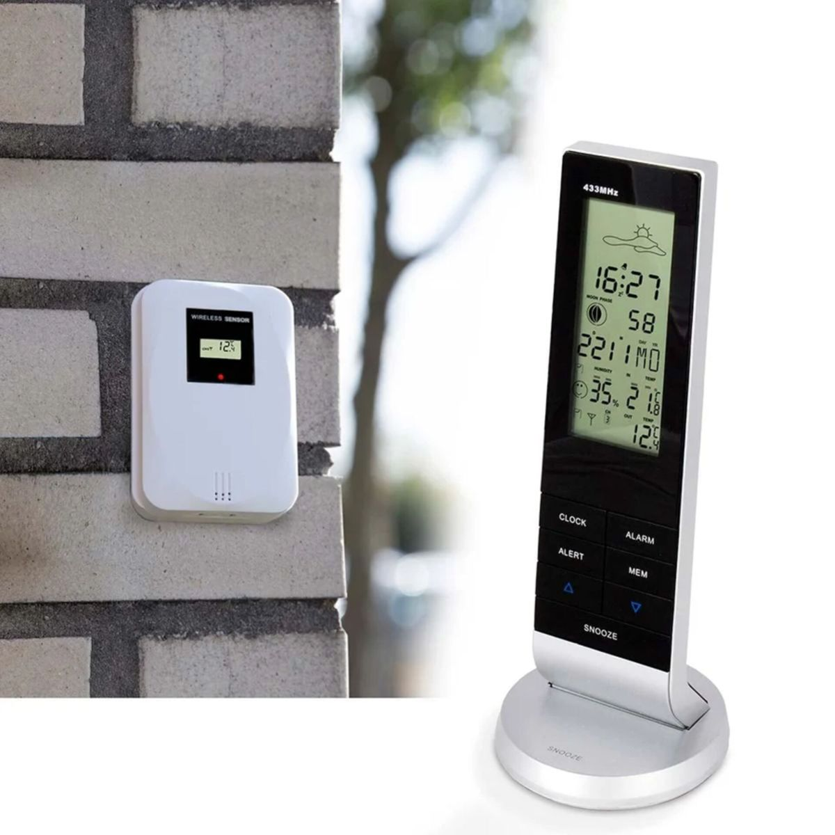 Estación meteorológica con sensor inalámbrico en pared de ladrillo y receptor.