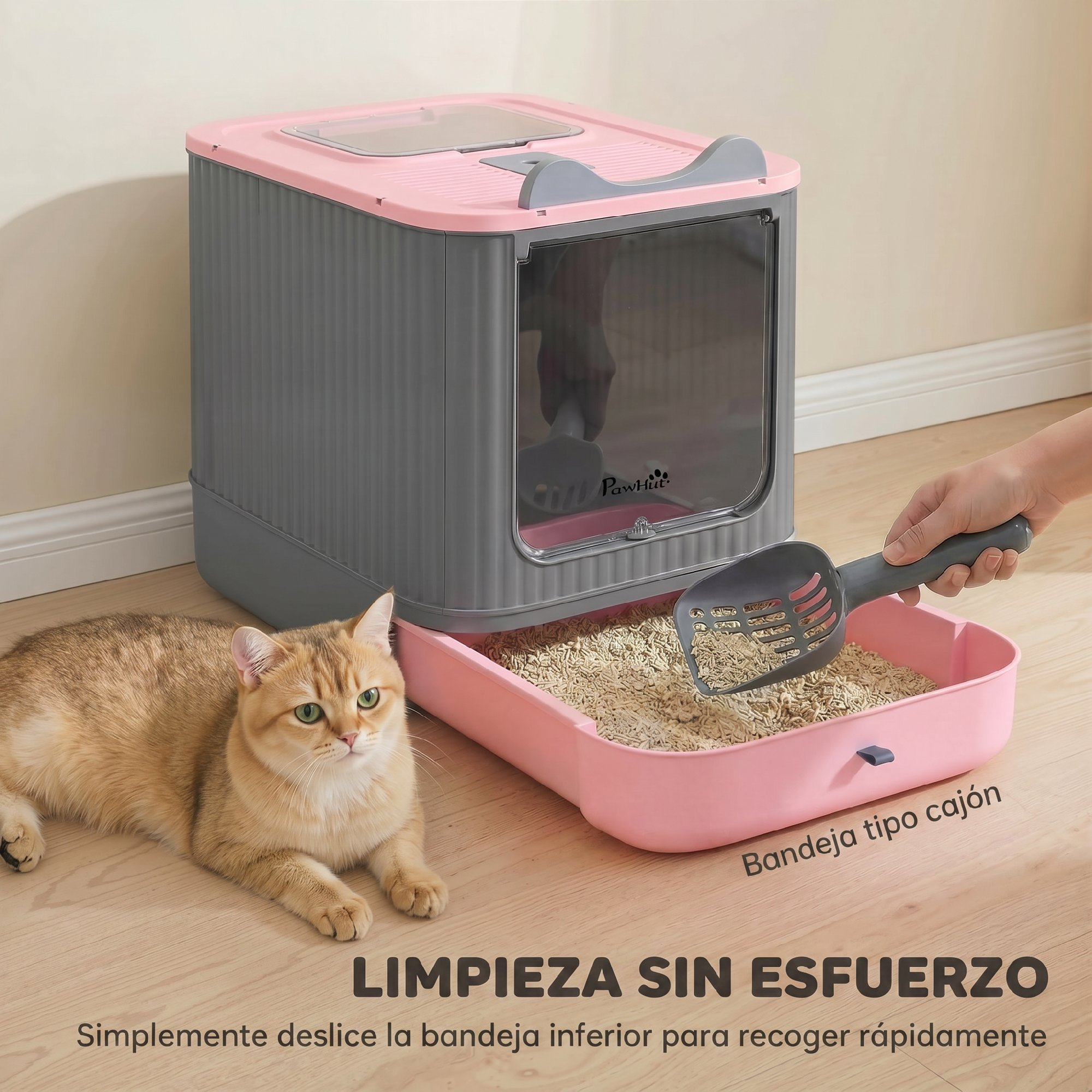 Un gato descansa junto a un arenero cerrado gris y rosa con bandeja extraíble.