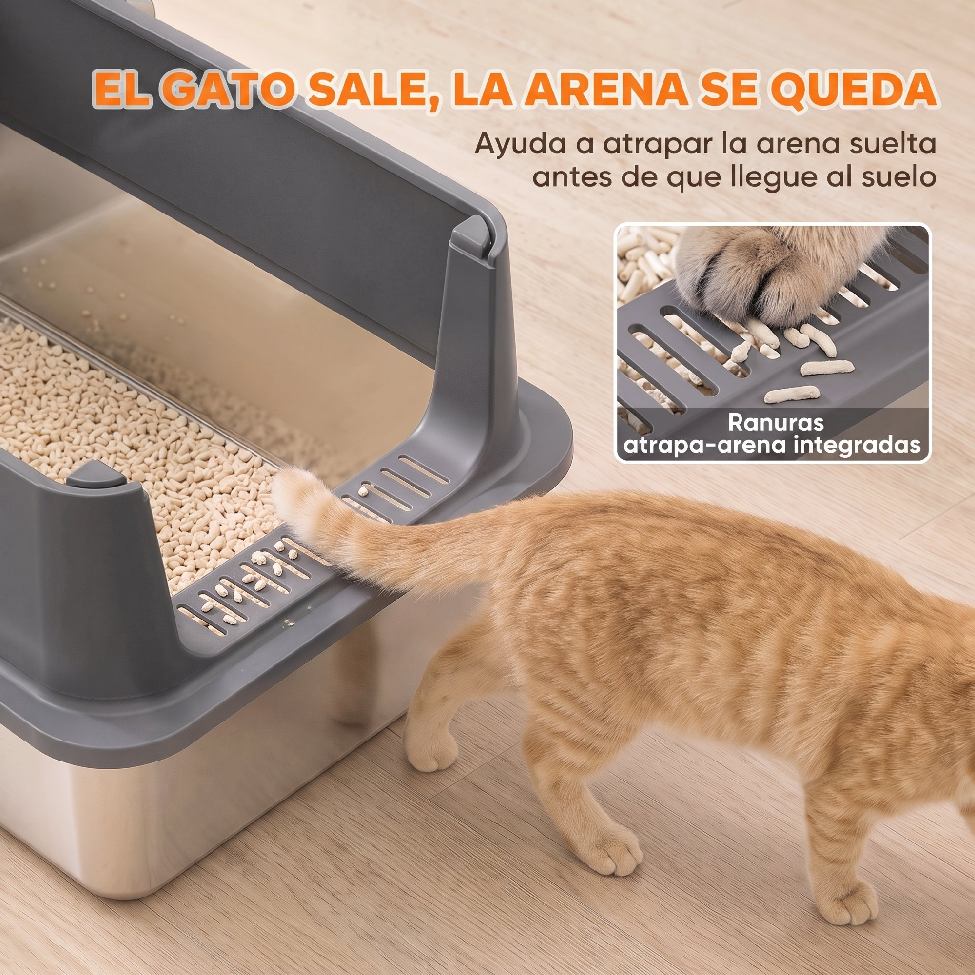 Un gato sale de un arenero mientras los pellets caen por ranuras integradas en el escalón.