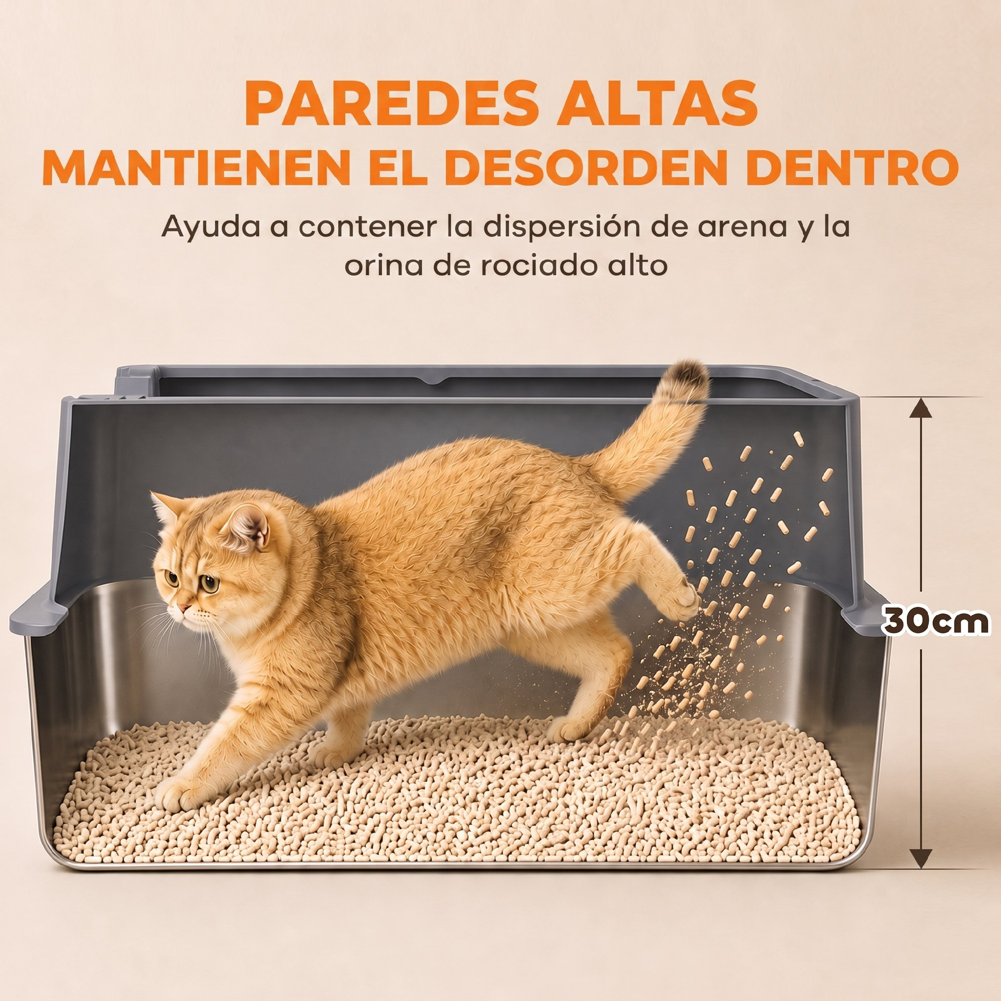 Un gato naranja en un arenero de paredes altas de 30cm pateando arena de madera.