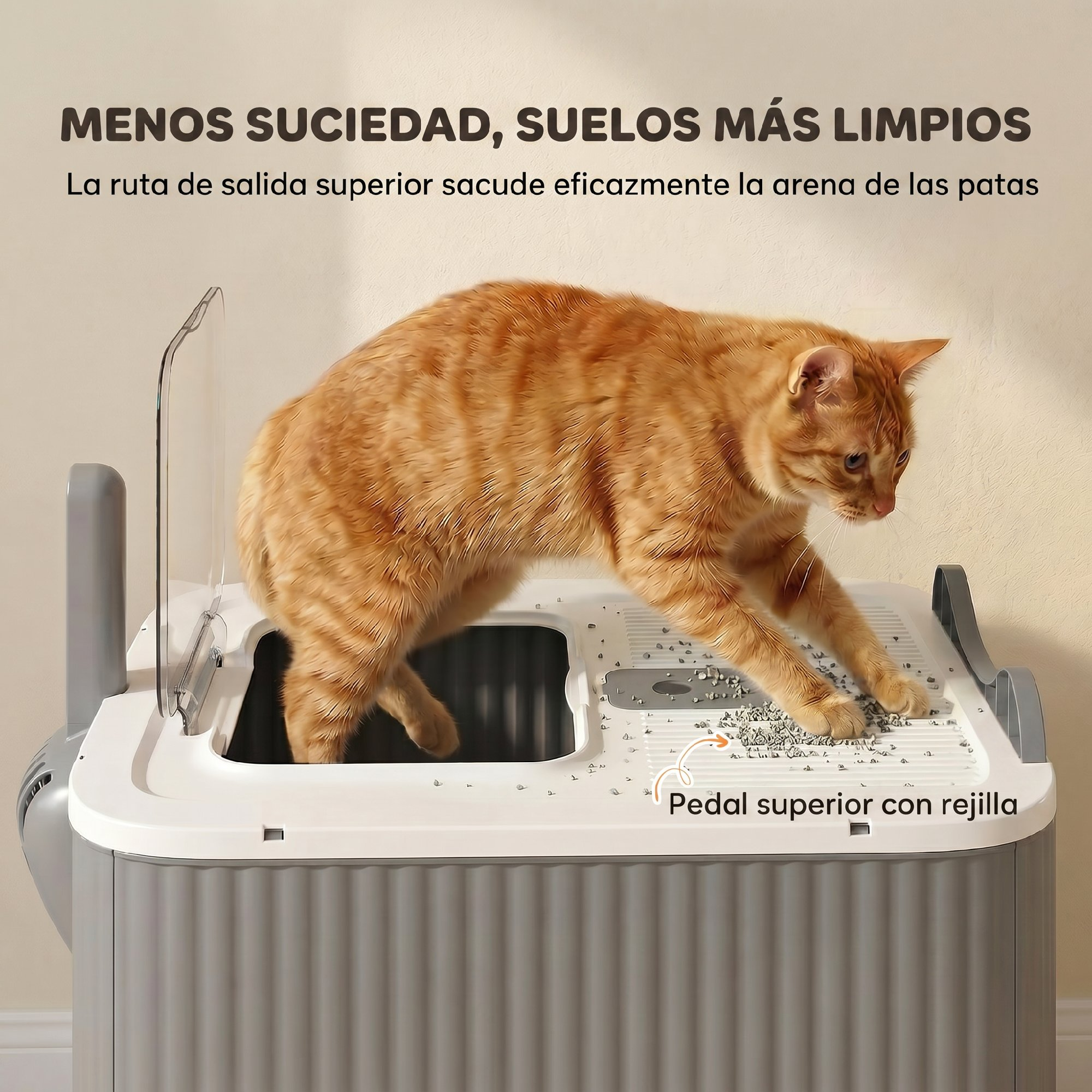 Un gato naranja sale de un arenero blanco y gris por una rejilla superior.
