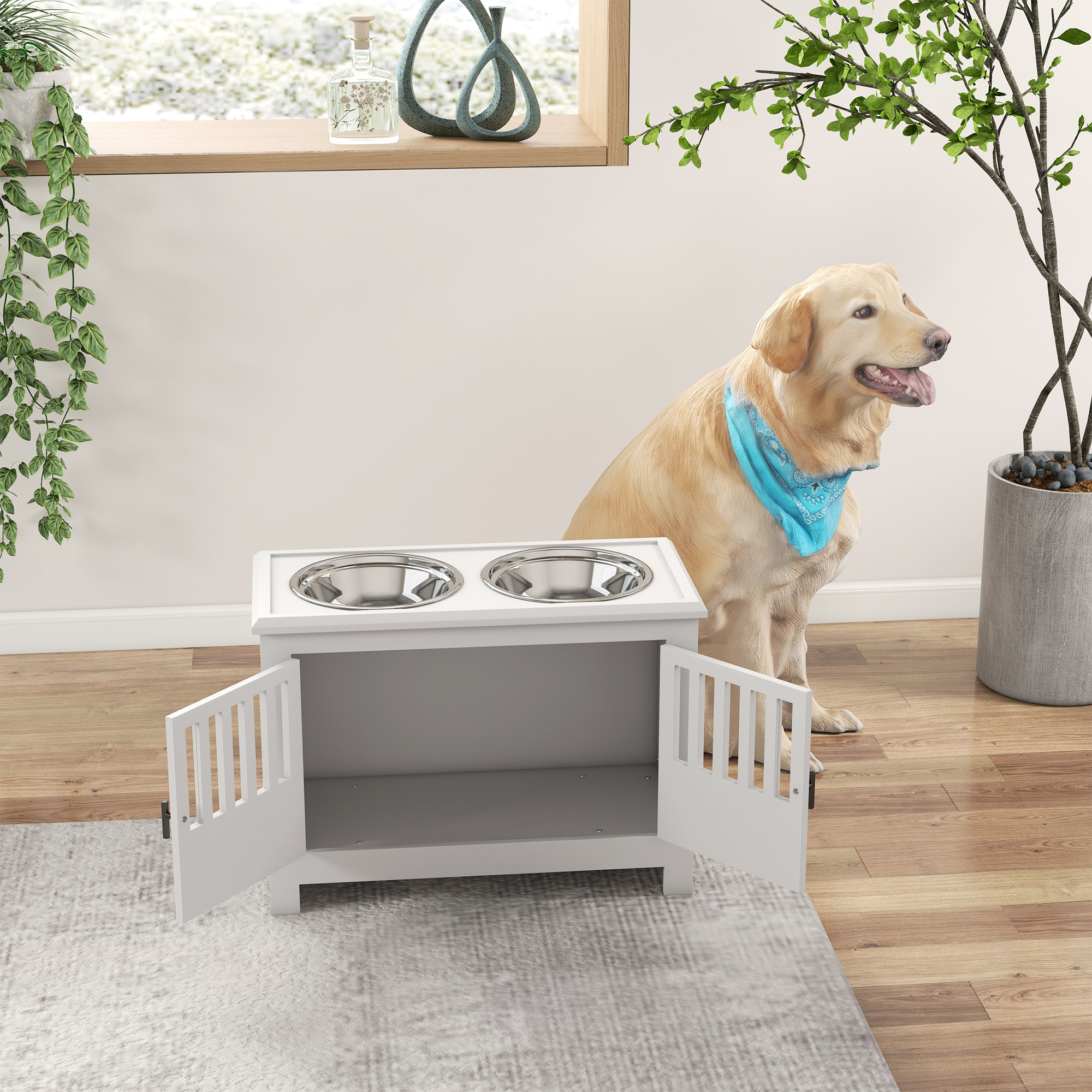 Un labrador con pañuelo azul se sienta junto a un comedero blanco para perros con dos cuencos.