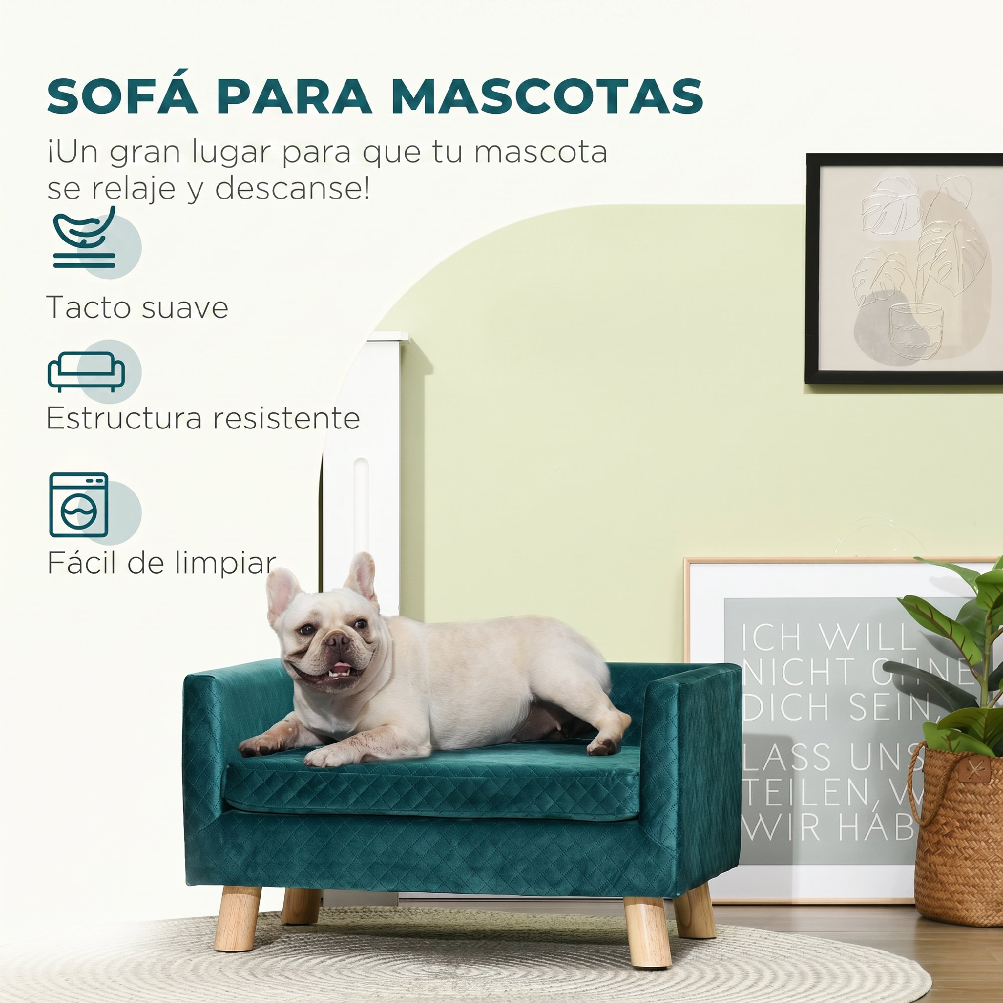 Un Bulldog Francés descansa en un sofá verde para mascotas en una habitación luminosa.