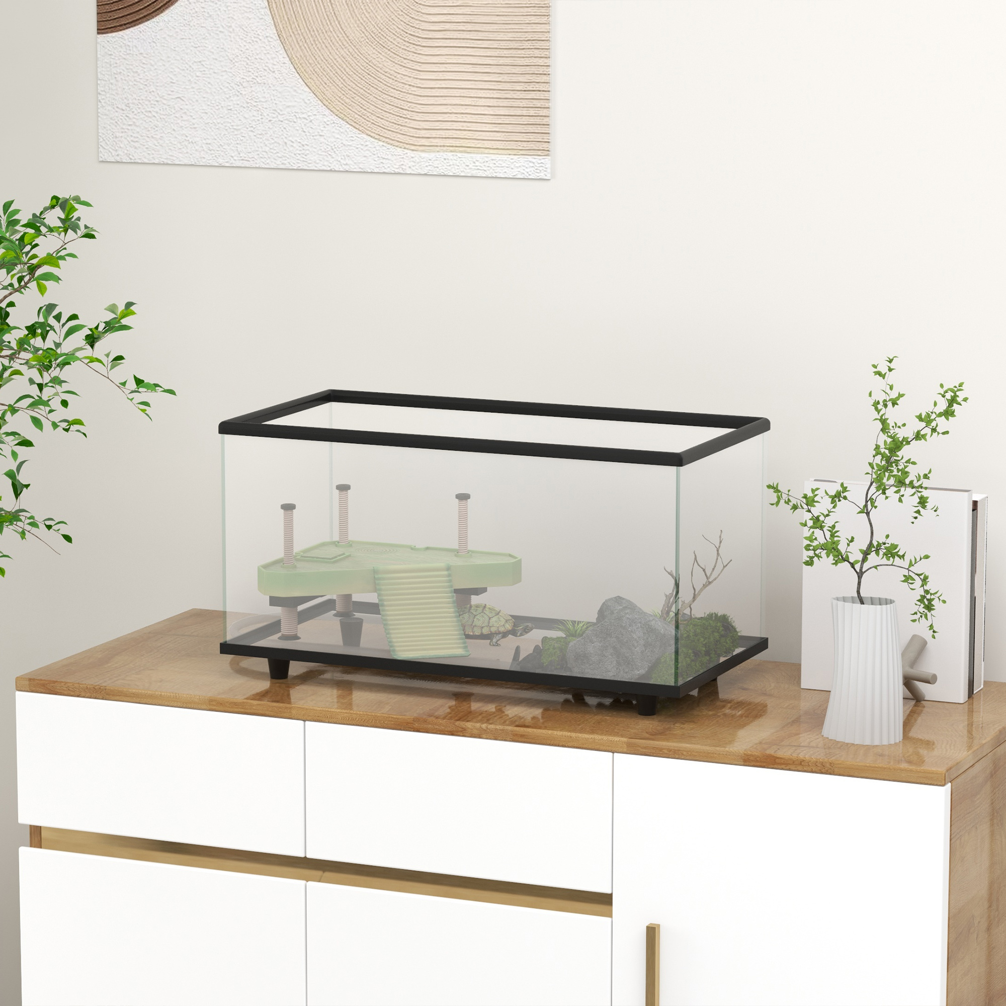 Un tanque para tortugas con plataforma y rampa está sobre un mueble blanco frente a una pared beige.