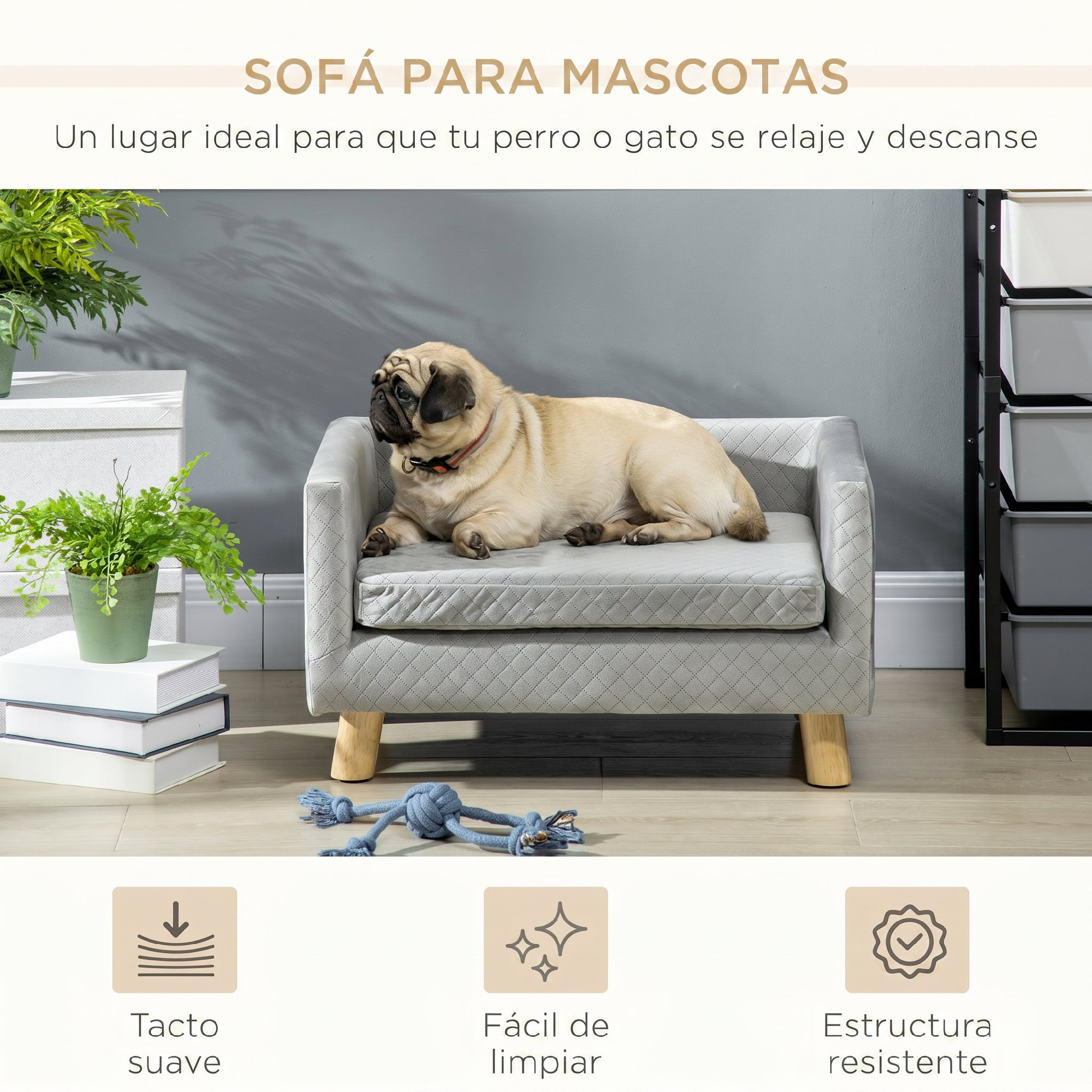 Un pug descansa cómodamente en un pequeño sofá gris para mascotas frente a una pared gris.