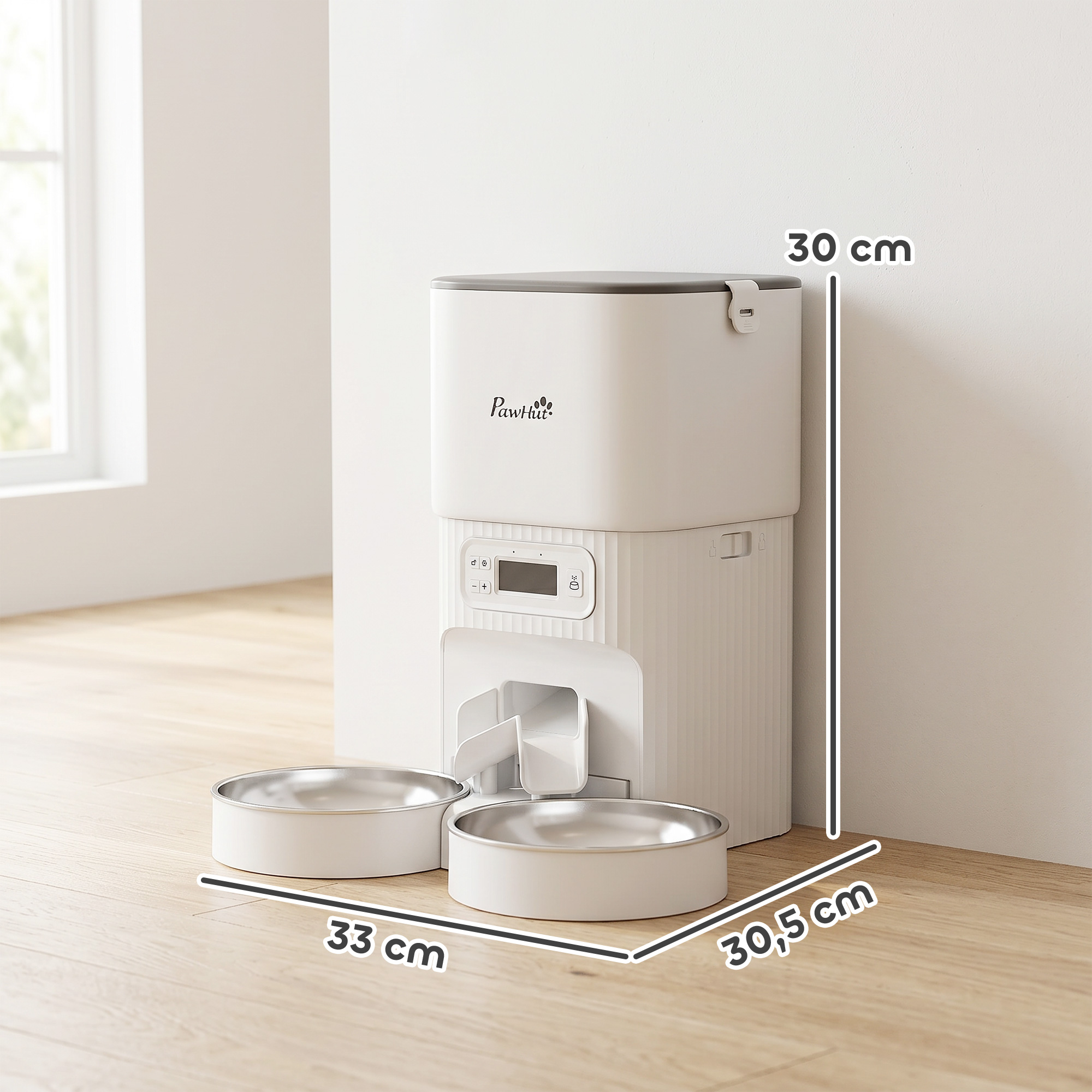 Comedero automático blanco para mascotas con dos cuencos de metal, pantalla digital y medidas en suelo de madera.