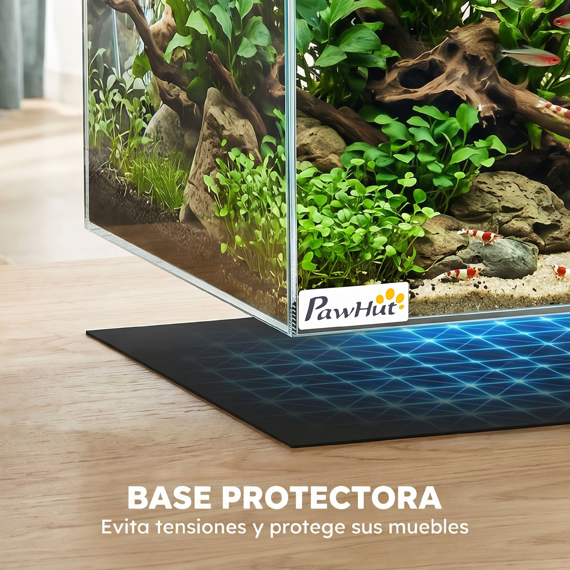 Un acuario plantado sobre una alfombrilla protectora negra en una superficie de madera, con camarones.