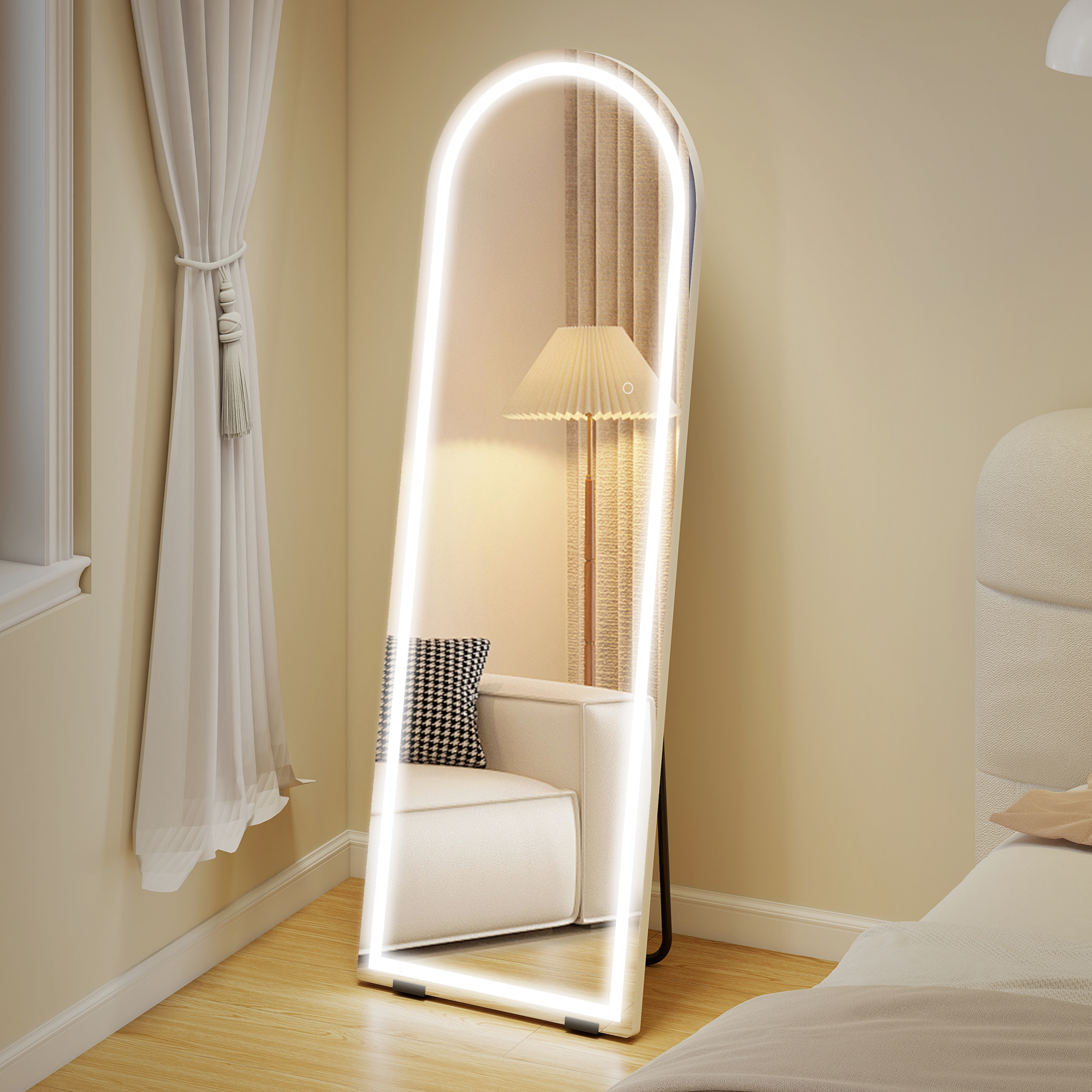 Un espejo de suelo LED arqueado en un dormitorio acogedor refleja un sofá blanco, lámpara y cortinas.