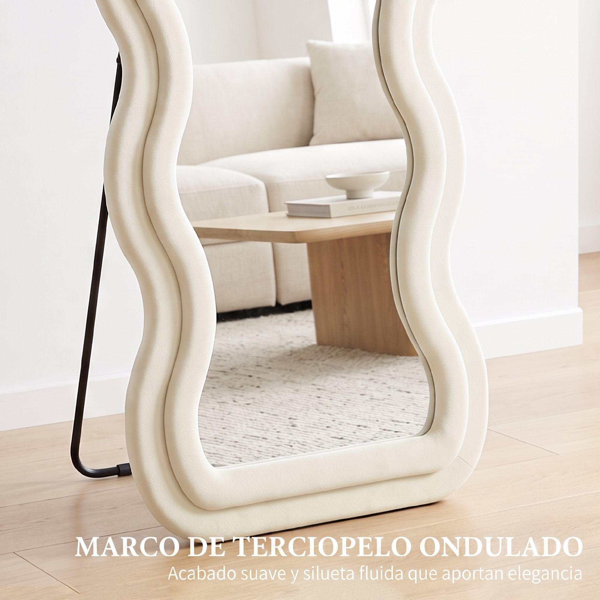 Un espejo ondulado con marco de terciopelo se apoya en un suelo de madera, reflejando una sala de estar moderna.