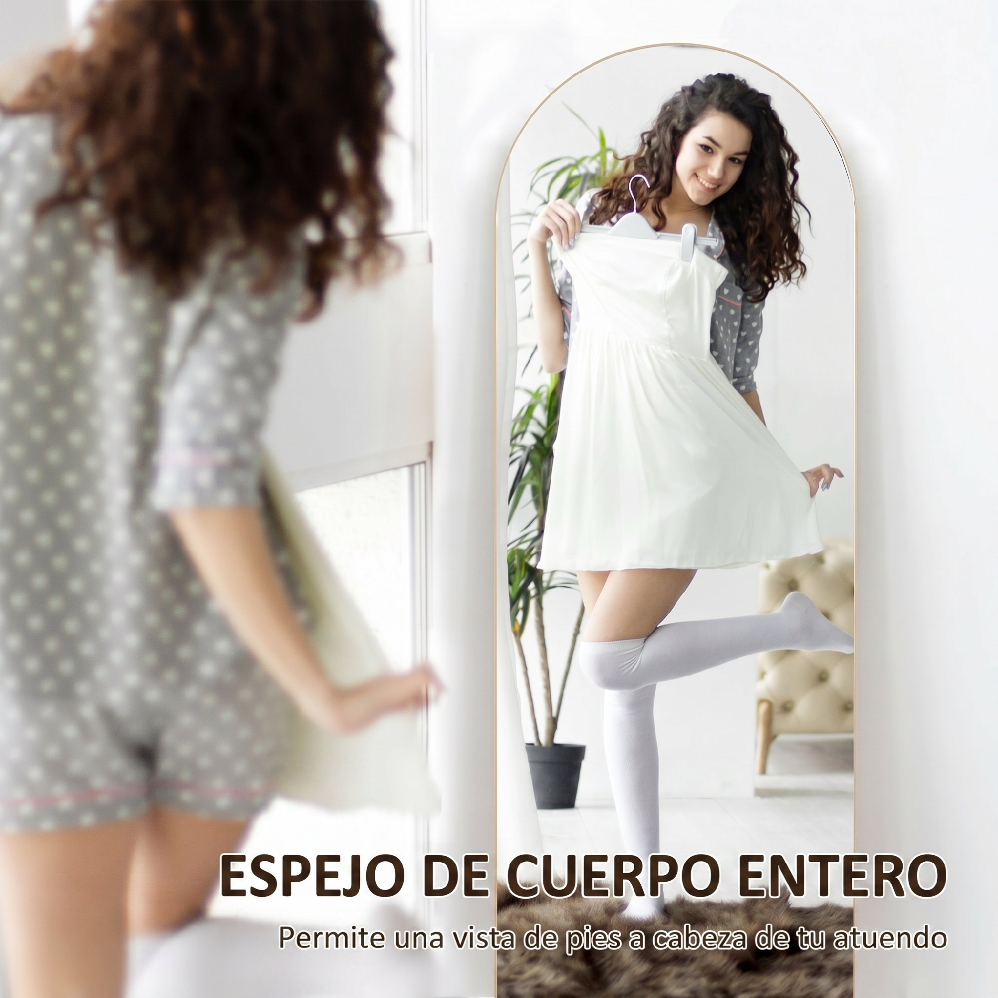 Una mujer en pijama sostiene un vestido blanco frente a un espejo de cuerpo entero.