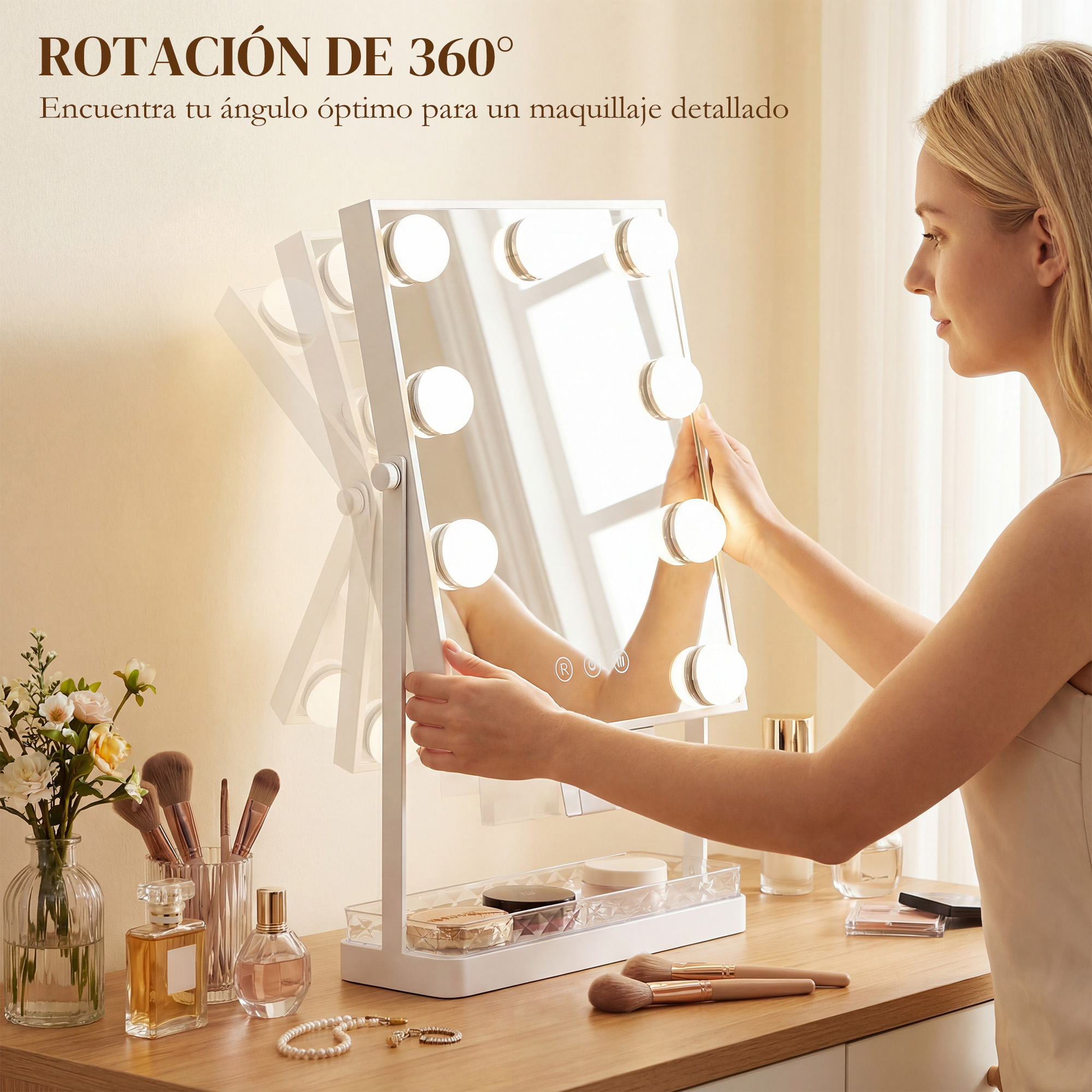 Una mujer ajusta un espejo de tocador con luces en una mesa de madera con maquillaje y flores.