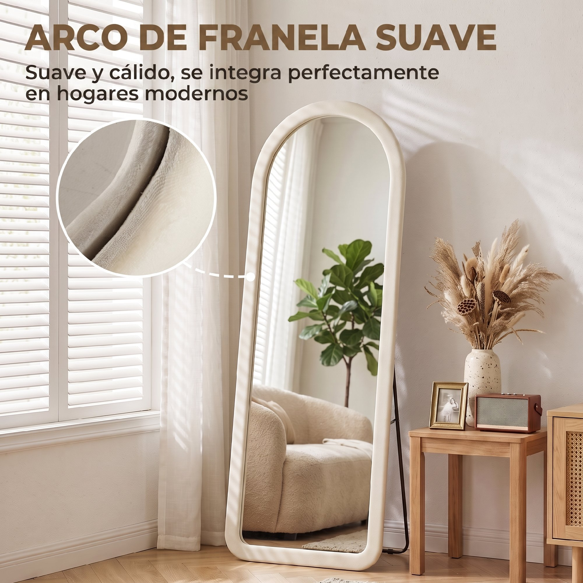 Espejo de cuerpo entero arqueado en beige suave en una habitación luminosa con detalle de textura.