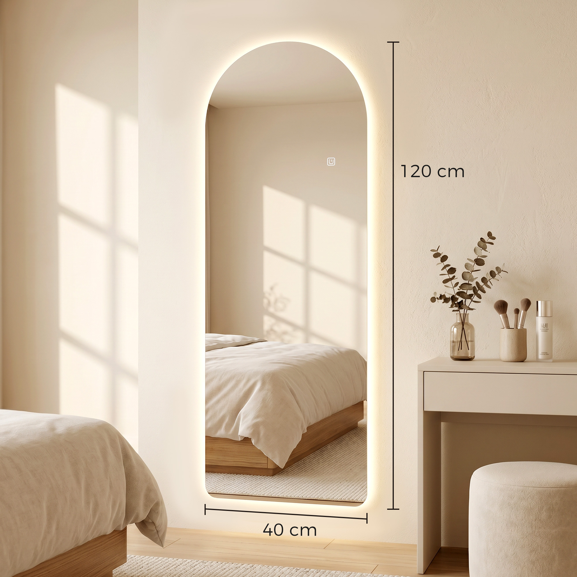 Un espejo LED retroiluminado arqueado, de 120 cm de alto y 40 cm de ancho, en una pared beige de un dormitorio.