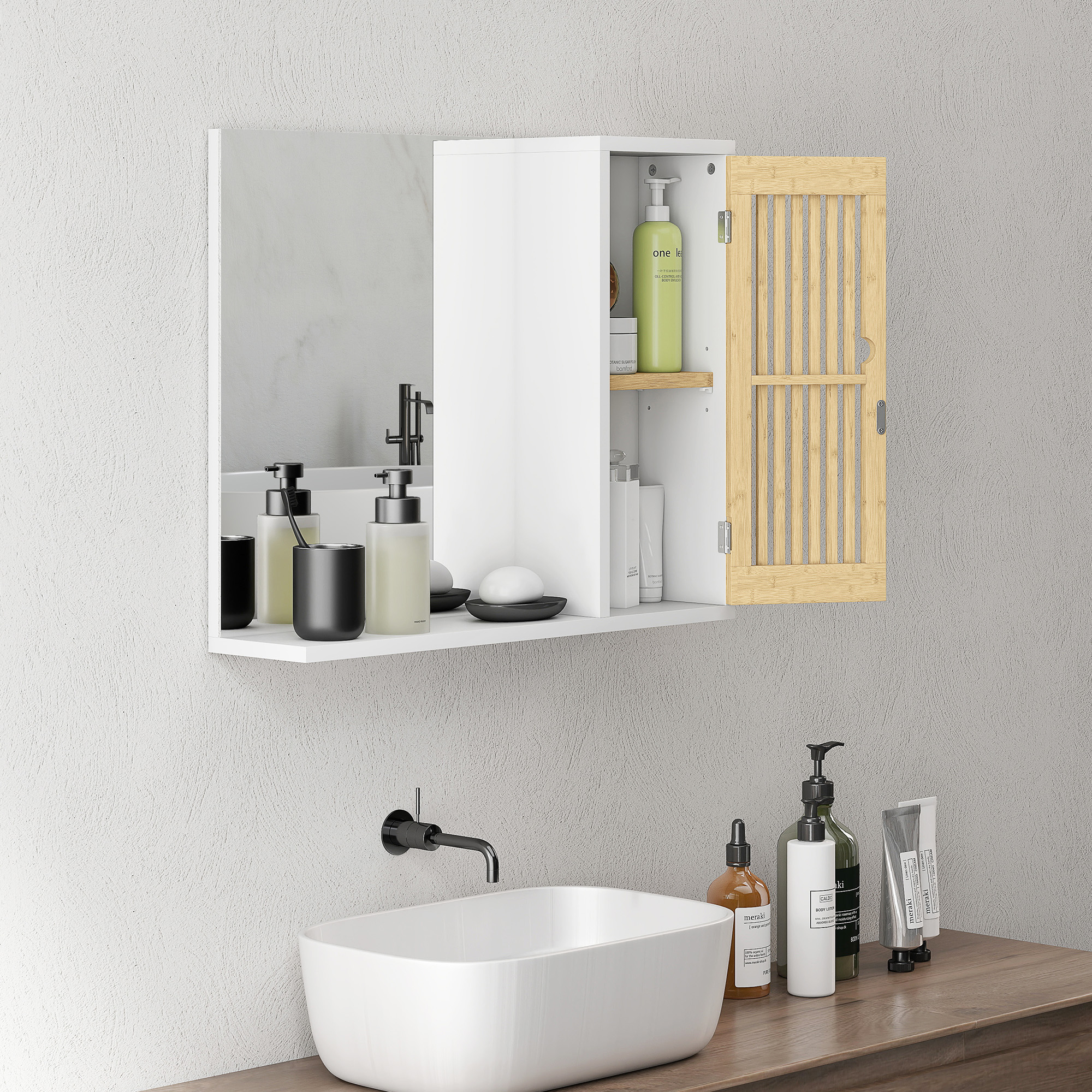 Un armario de baño blanco con espejo y puerta de bambú cuelga sobre un lavabo en una pared gris.