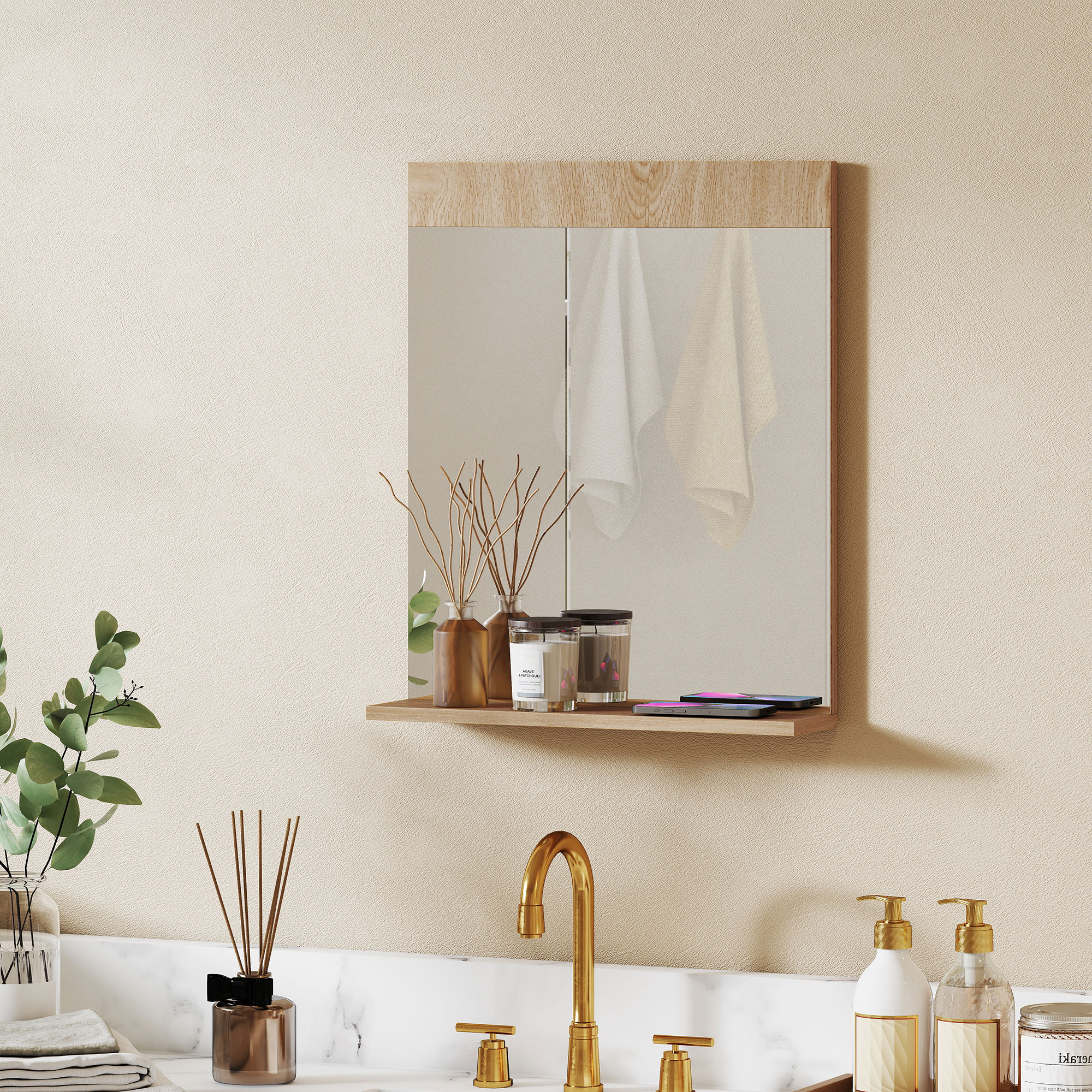 Espejo de baño de madera con repisa para difusores y velas, sobre un lavabo de mármol con grifo dorado.