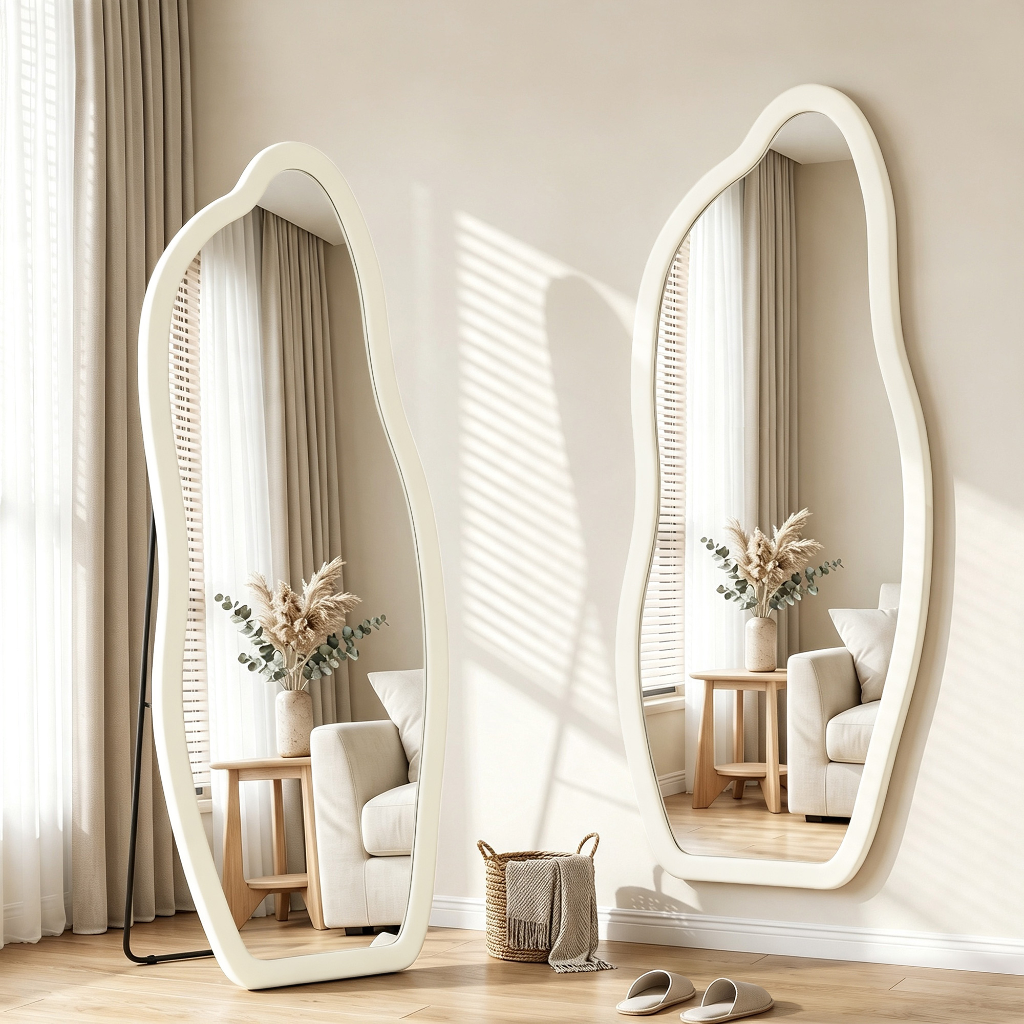 Dos espejos asimétricos con marco blanco en una habitación luminosa con suelo de madera y un sofá.