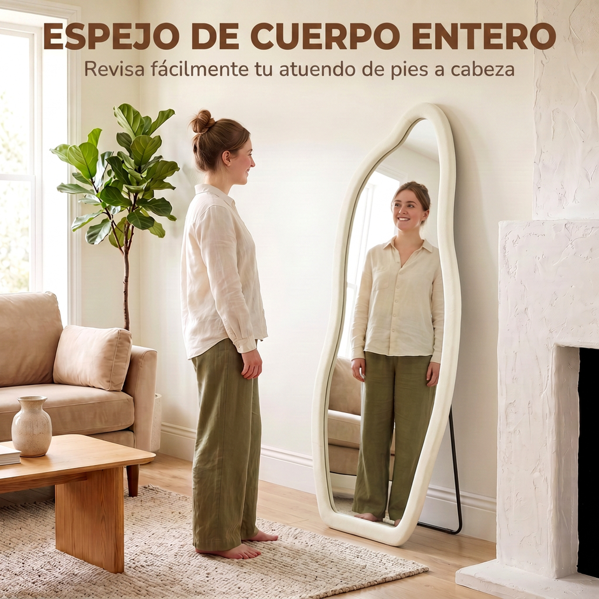 Una mujer con camisa blanca y pantalones verdes se mira en un espejo grande y ondulado.