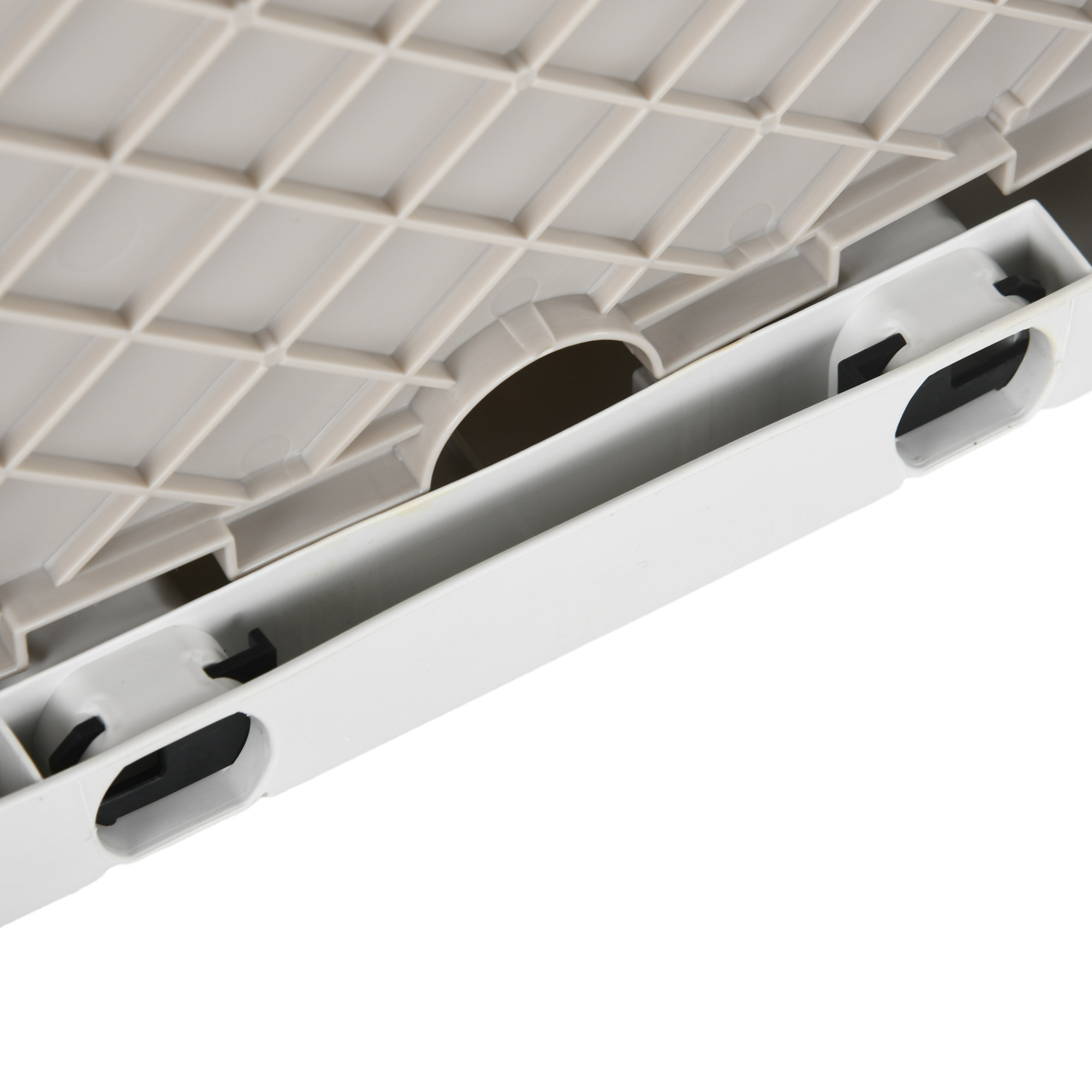 Parte inferior de un tablero de mesa de plástico gris claro con marco de metal blanco y bisagras.