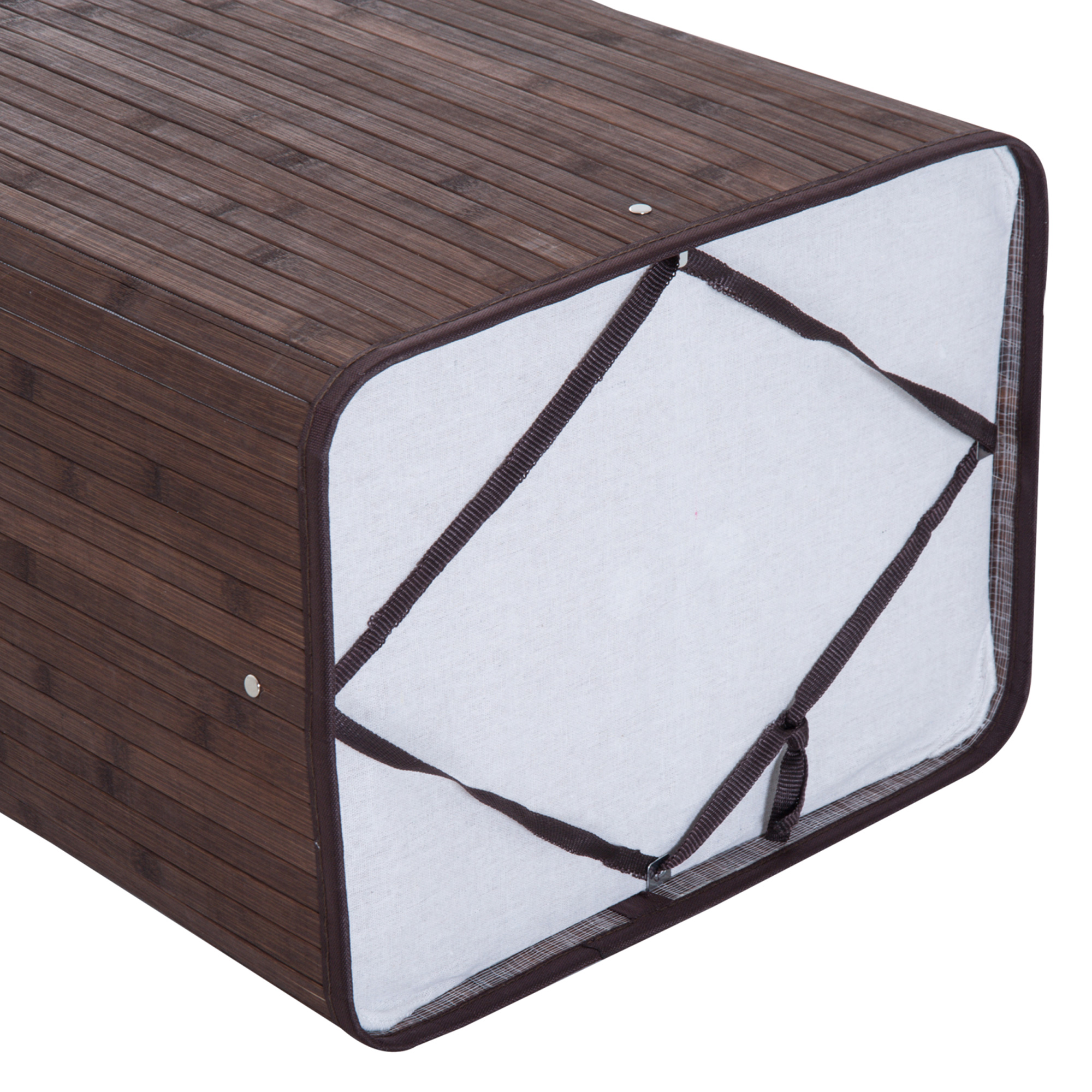 Fondo de una caja de almacenamiento de bambú marrón oscuro con base de tela blanca y correas cruzadas.