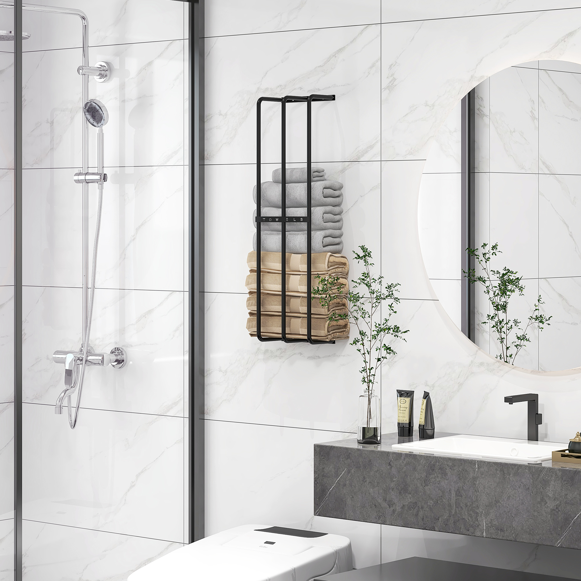 Un baño moderno con ducha de vidrio, azulejos de mármol, toallero negro y mueble de lavabo gris.