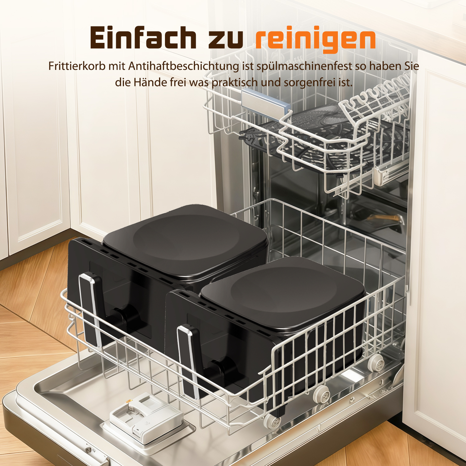 Zwei schwarze Frittierkörbe und ein Gittereinsatz stehen in einer offenen Spülmaschine.