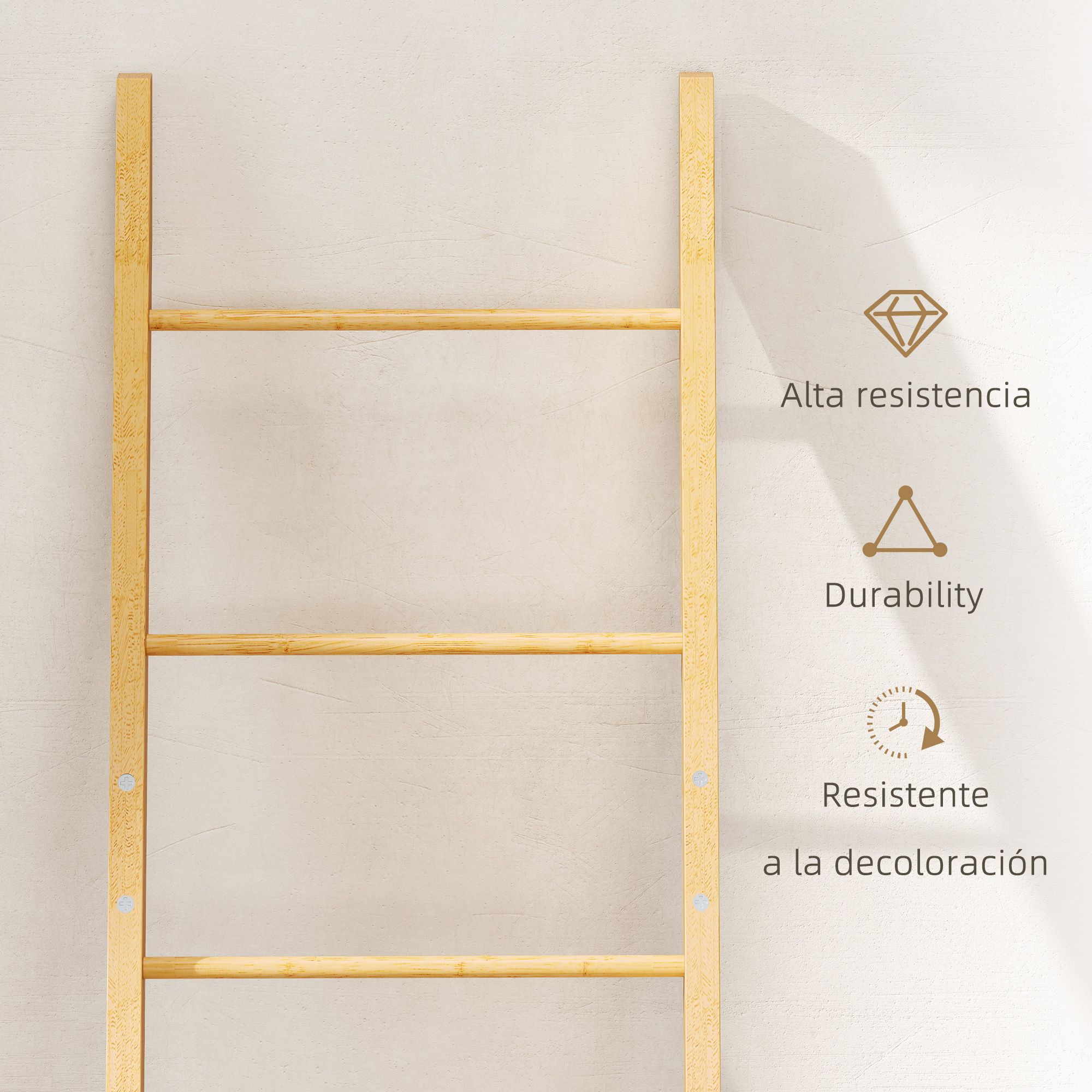 Escalera de madera apoyada en una pared clara con tres características.