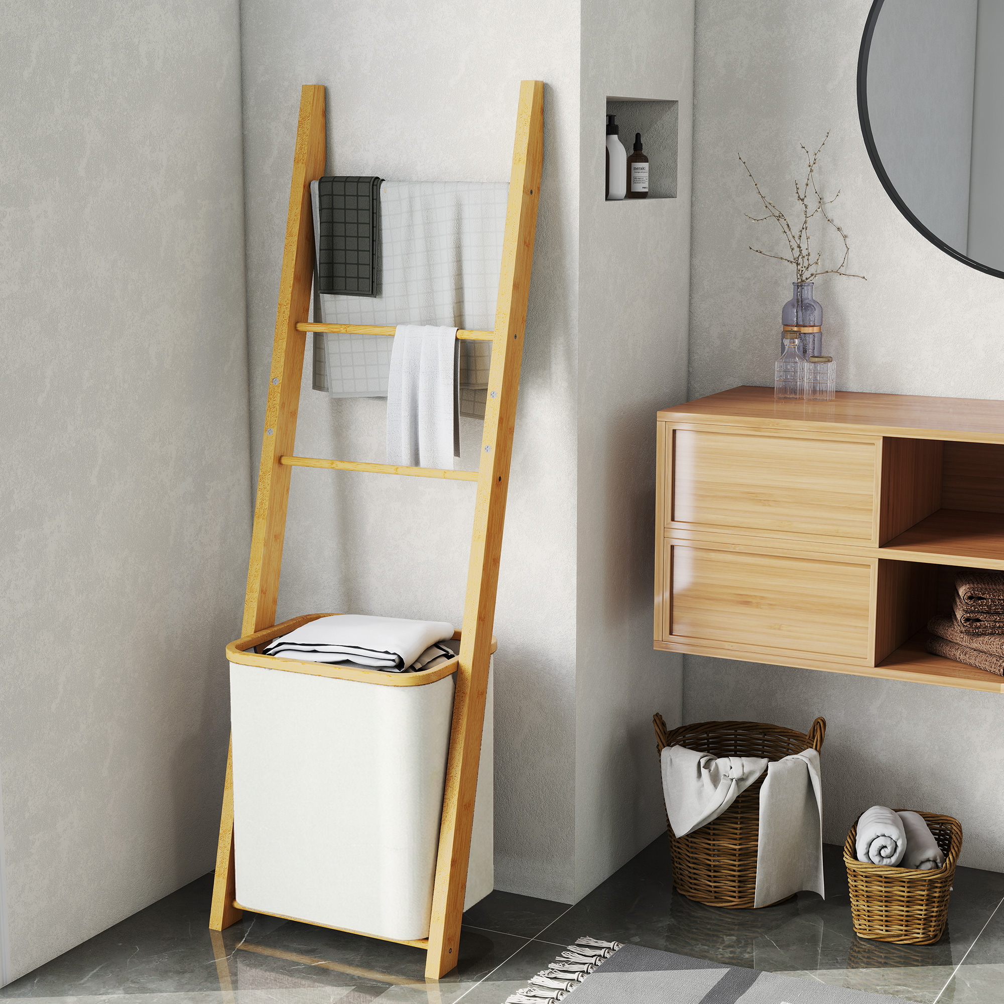 Baño con estante de escalera de madera, cesto de ropa blanco y mueble de madera contra pared clara.
