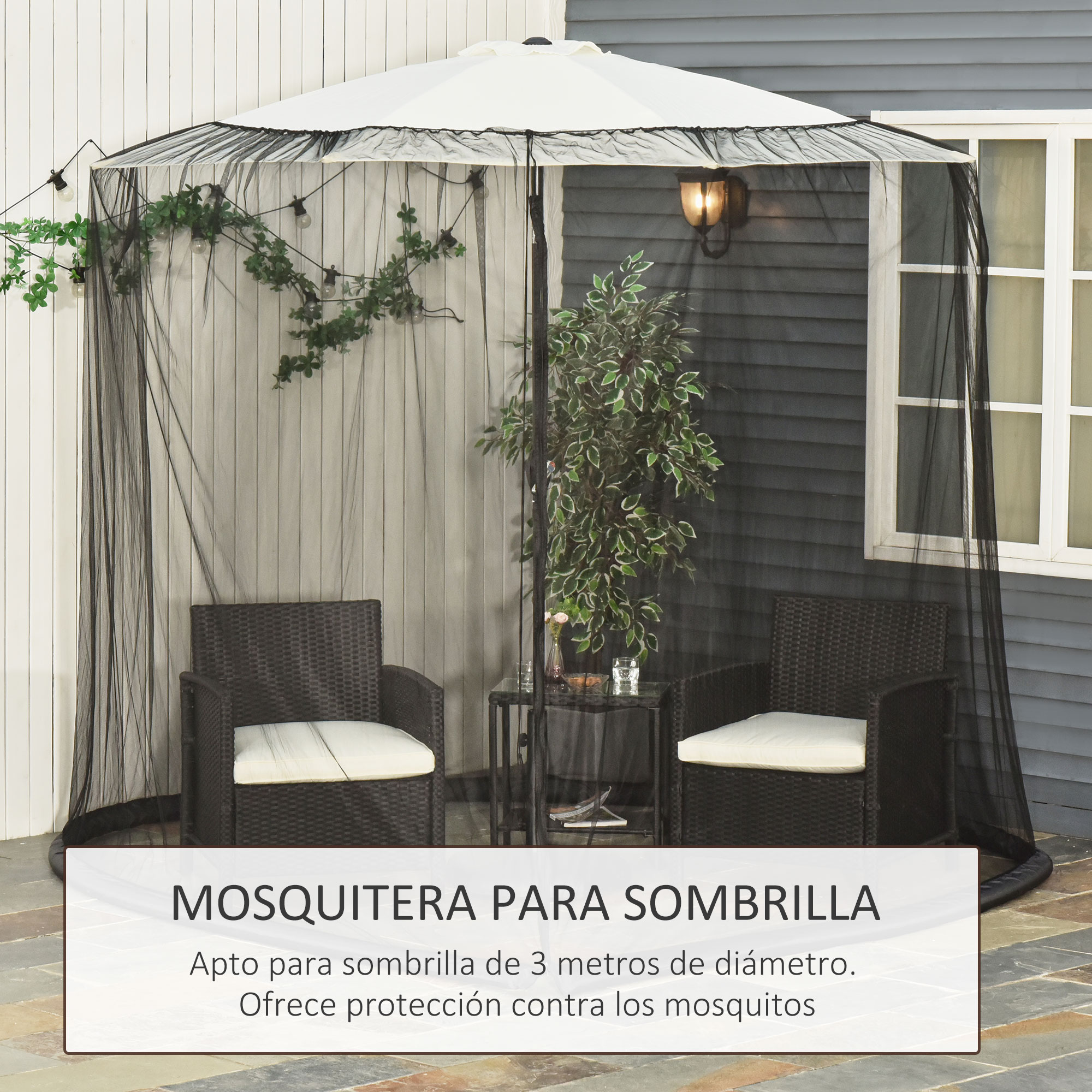 Una sombrilla blanca con mosquitera negra cubre dos sillones de mimbre y una mesa pequeña en un patio.