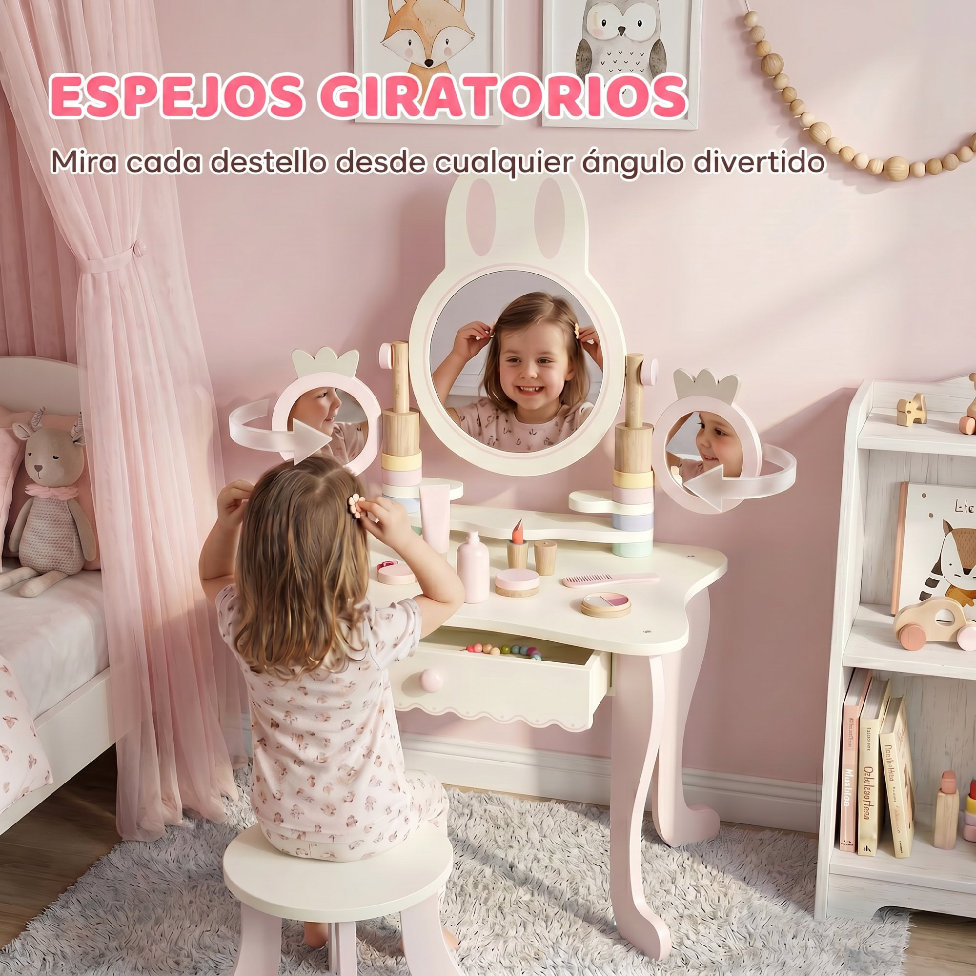 Una niña pequeña juega en un tocador de madera con espejos giratorios.