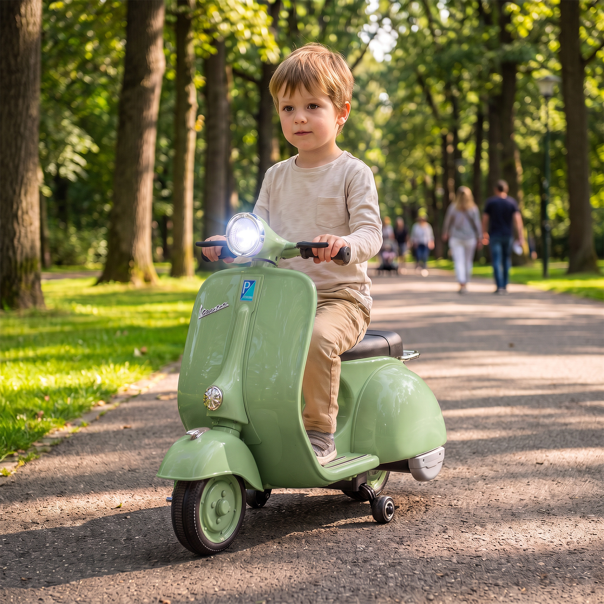 Un niño pequeño monta en un patinete de juguete verde claro por un sendero de parque, con árboles al fondo.