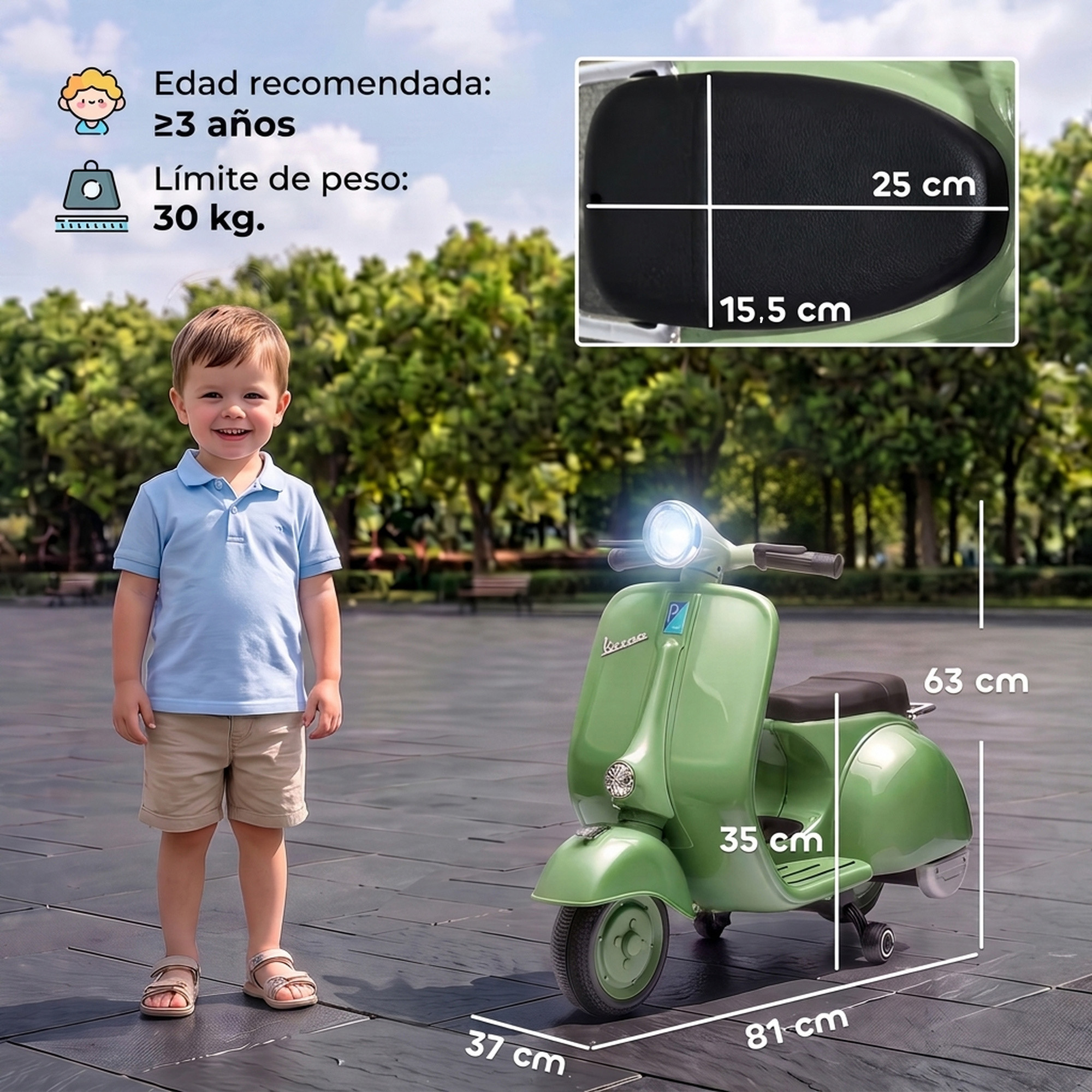 Niño pequeño junto a un patinete de juguete verde con medidas en un parque.