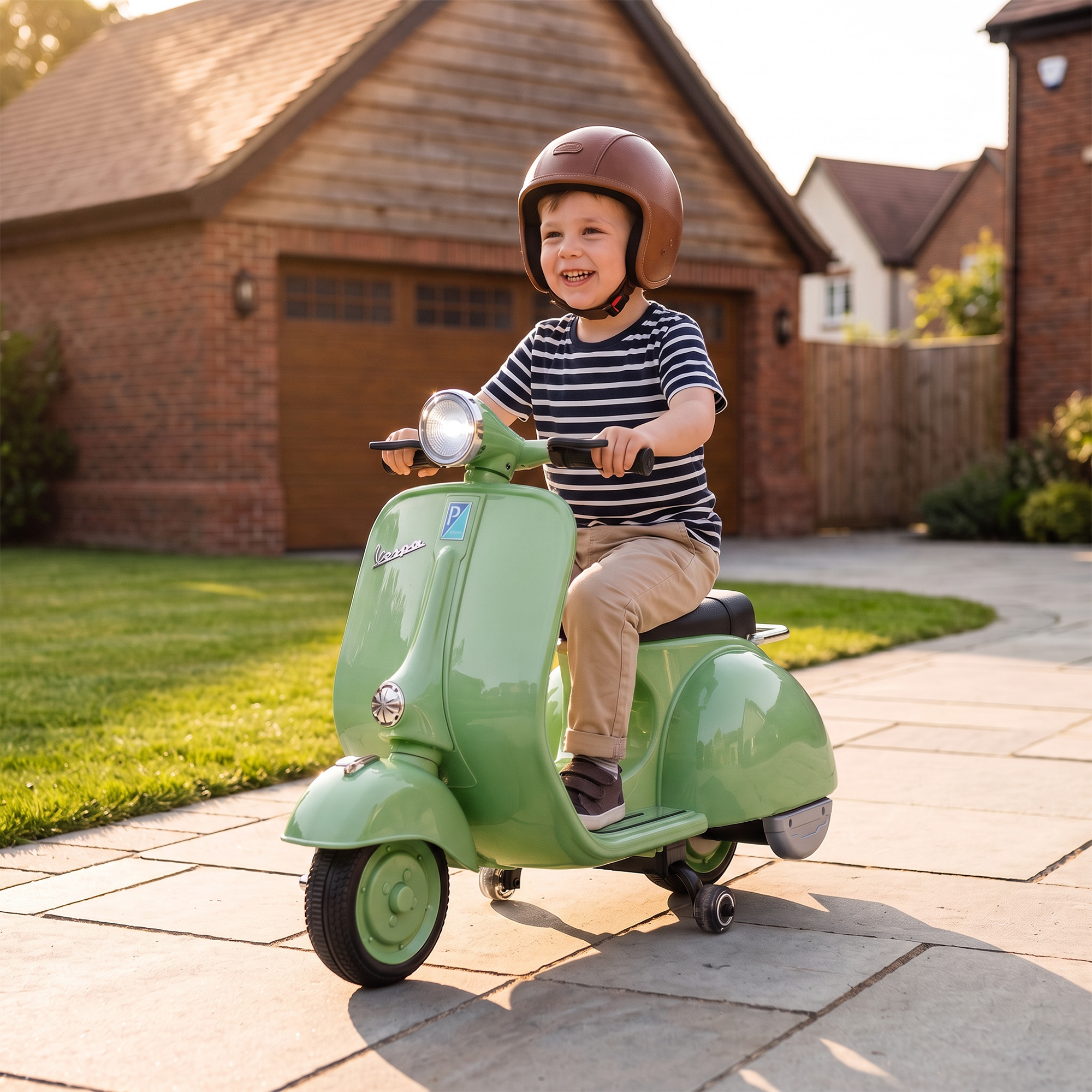 Un niño pequeño sonriente con casco monta un patinete de juguete verde claro frente a una casa.
