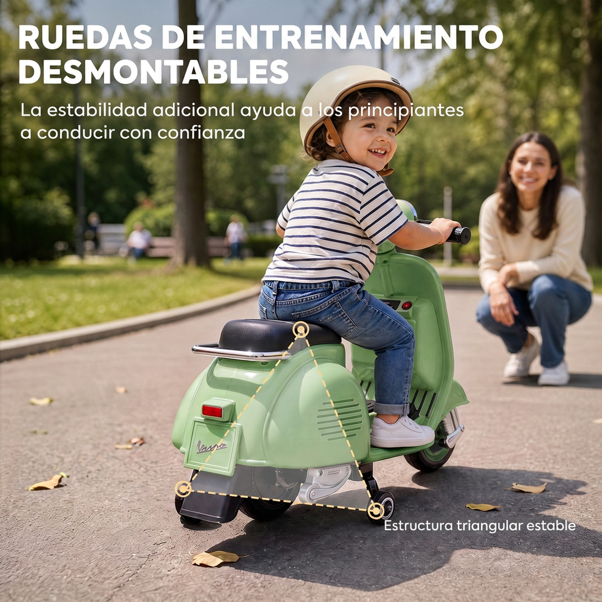 Un niño monta en un patinete de juguete verde con ruedas de entrenamiento mientras una mujer observa.