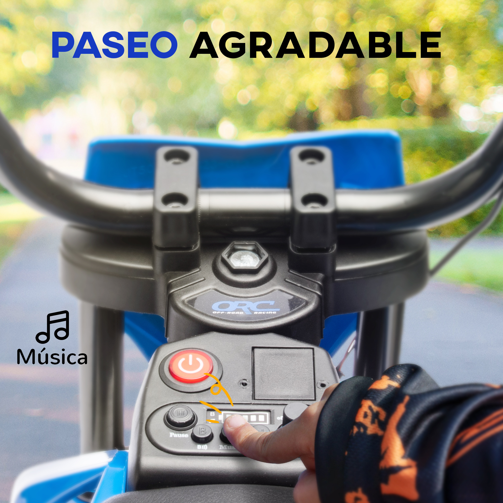 Un niño presiona el botón de música en el manillar de una moto de juguete azul.