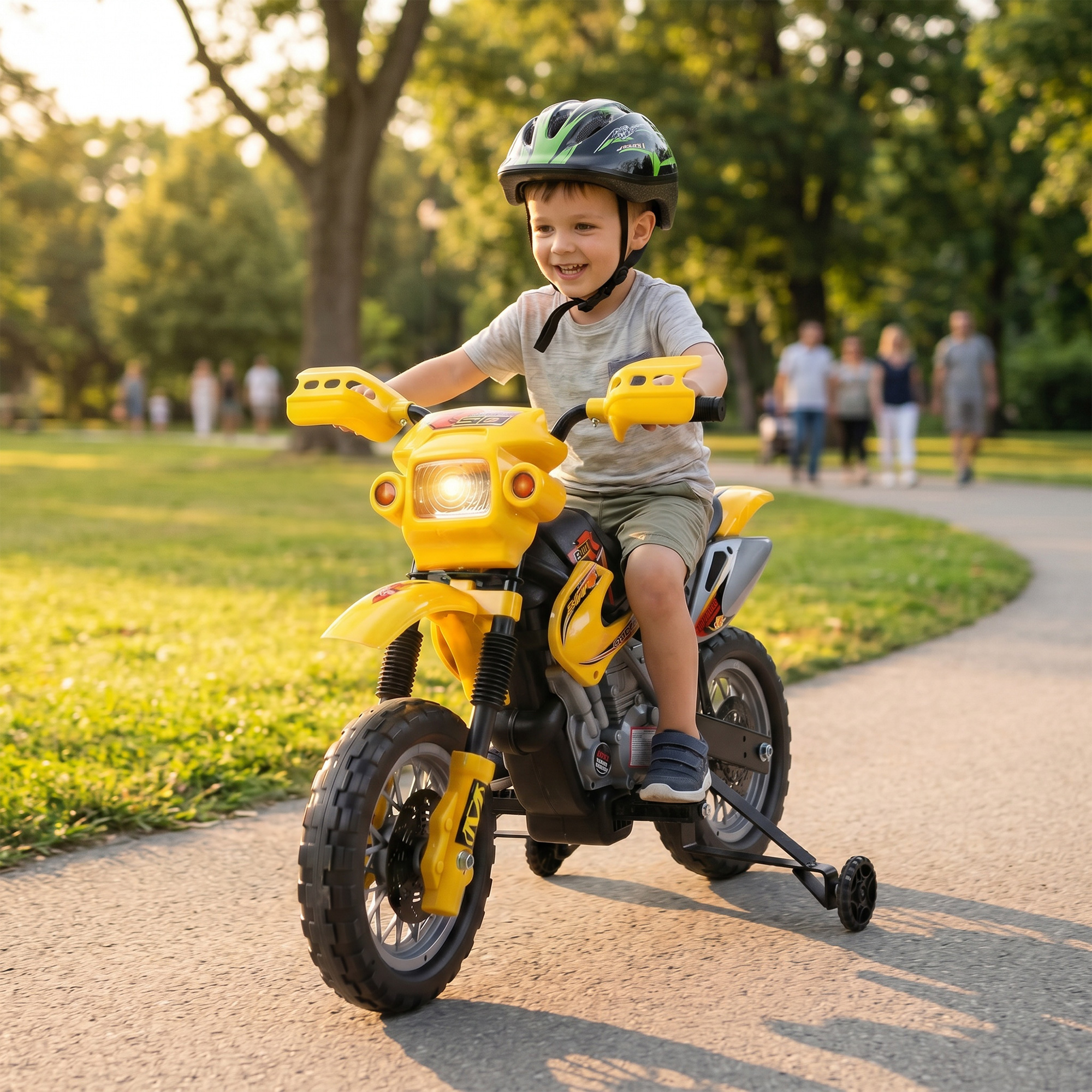 Un niño feliz con casco verde conduce una moto de juguete amarilla en un parque.